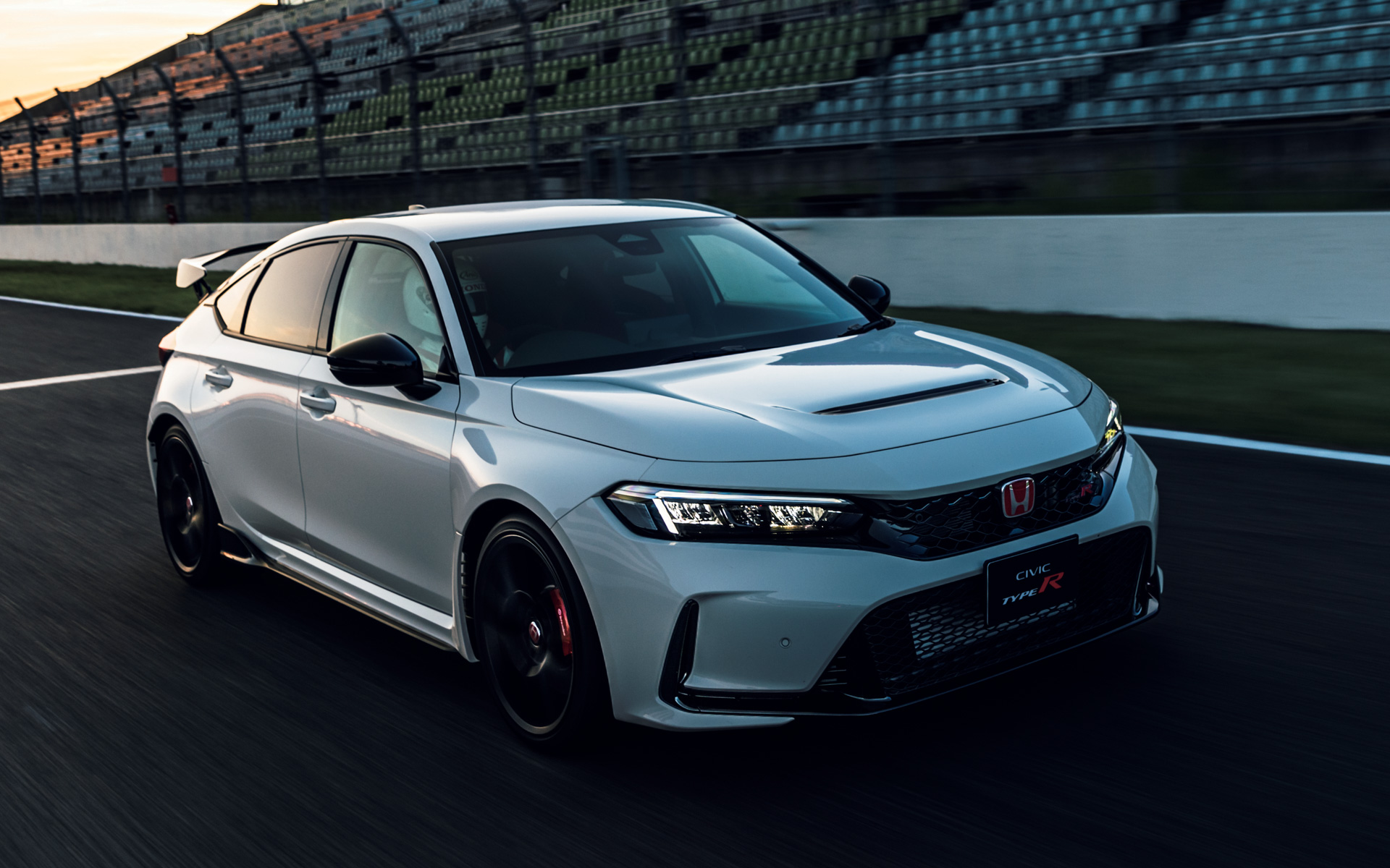 写真は新型「シビック TYPE R」の量産モデル