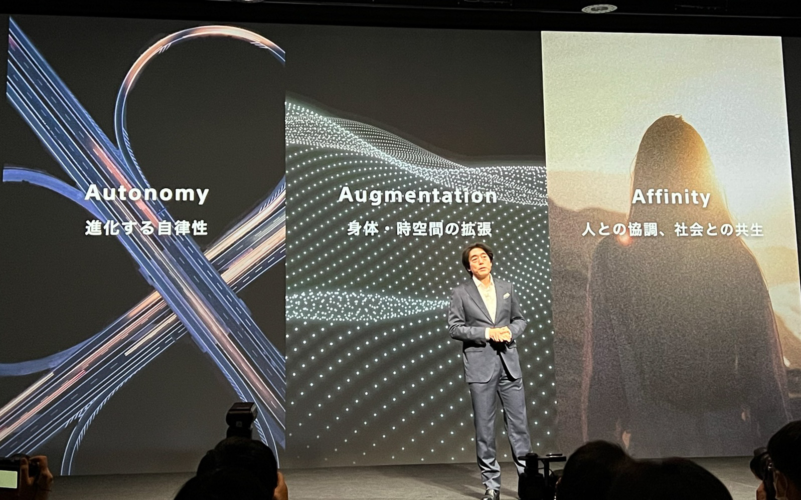 プレゼンテーションを行なう川西COO