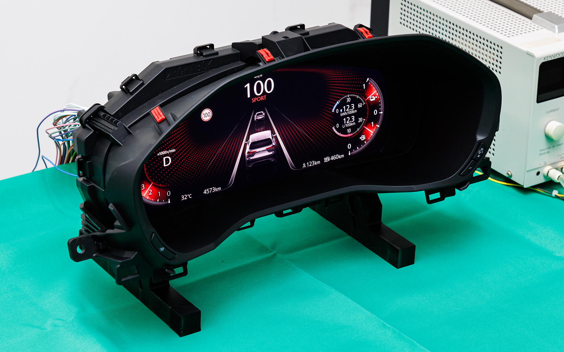 マツダCX-60に採用されたフルディスプレイメーター