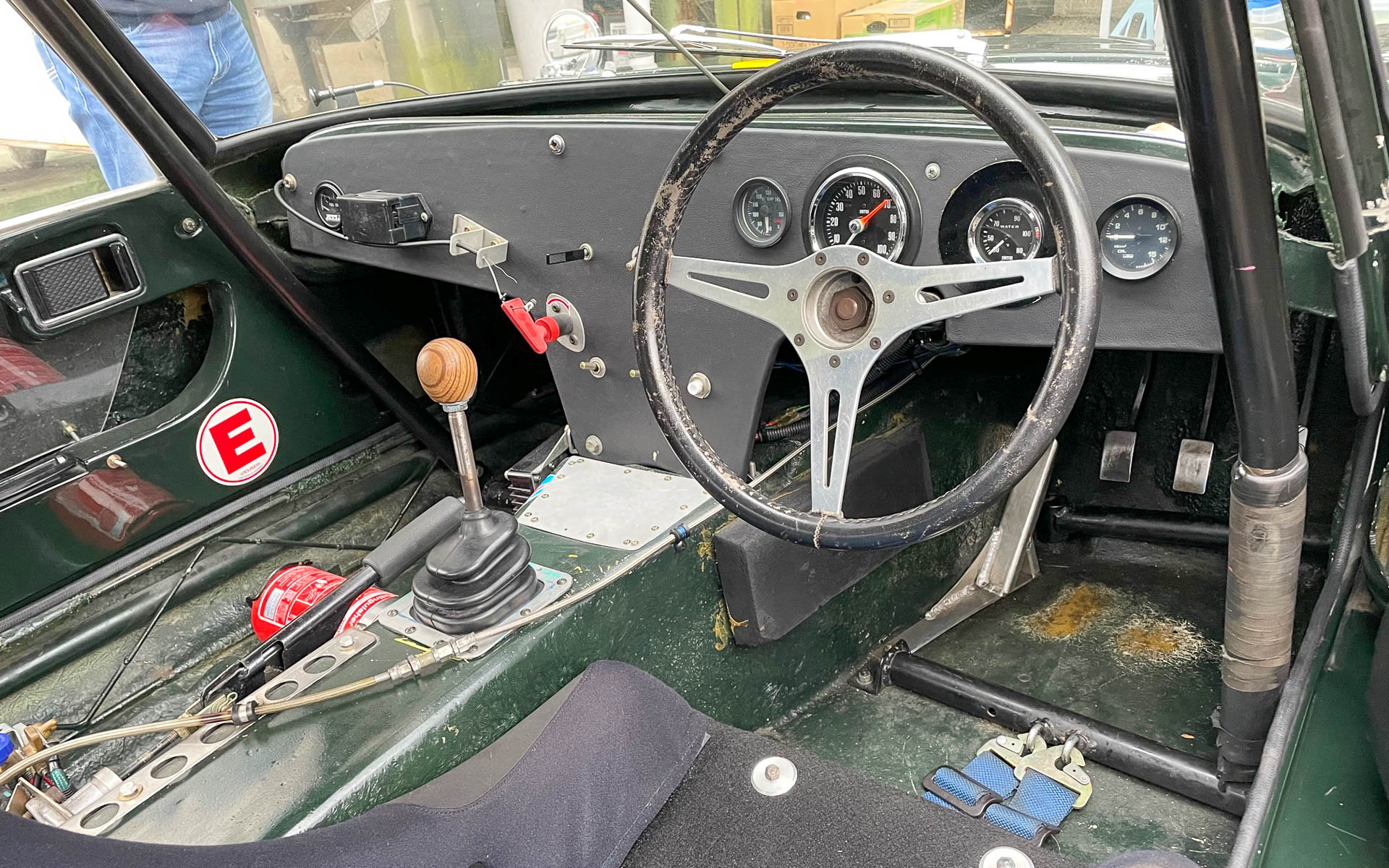 エランのコクピット。とてもシンプルで、あるのは回転計と油温計、油圧計、水温計ぐらい。トランスミッションは86用を改造した5速です