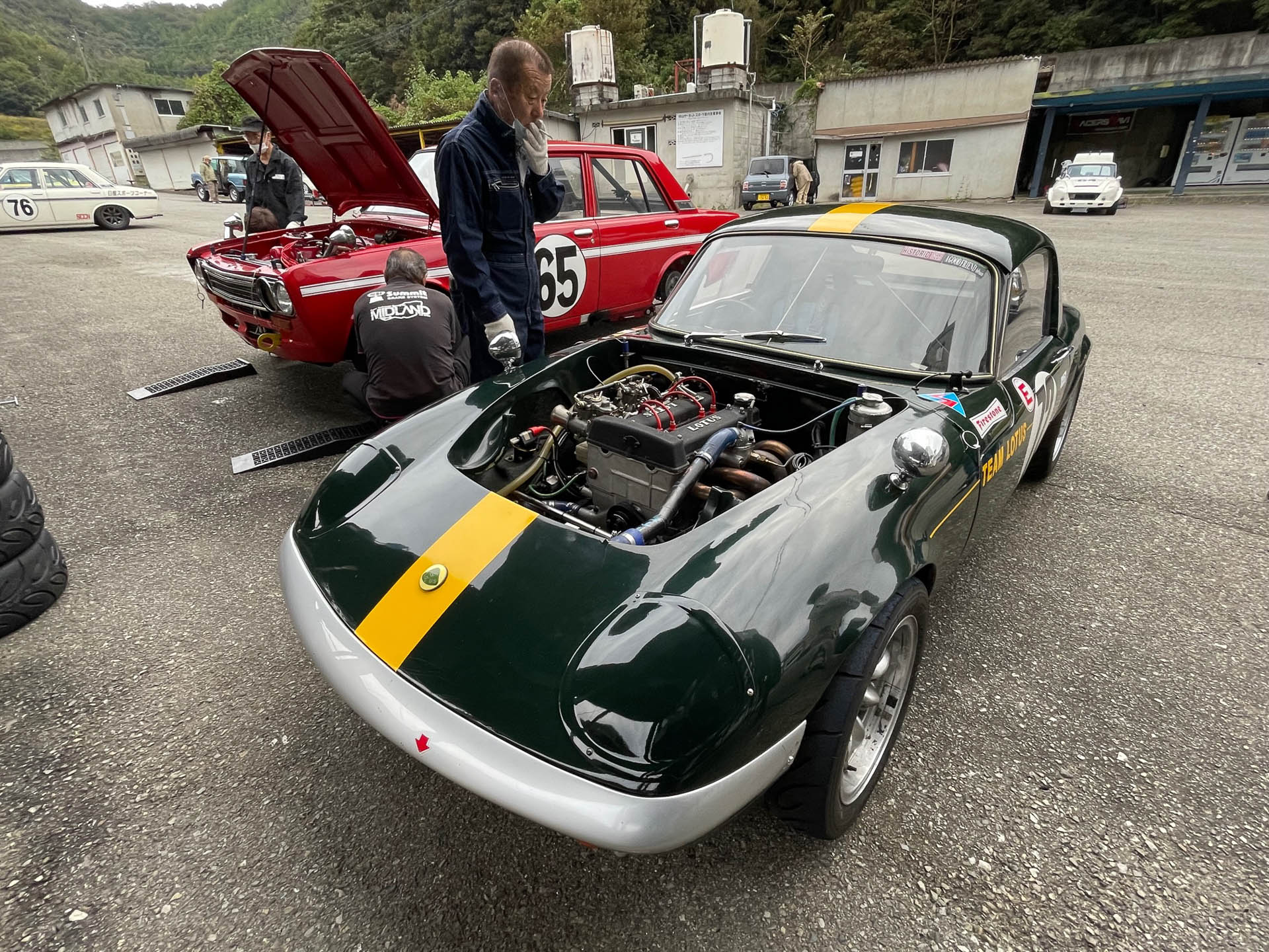 一緒に遊んでもらった赤いH510と。2.0リッターに50φのWEBERキャブ。ロータスと同じく倉敷のCHECKメンテナンスです