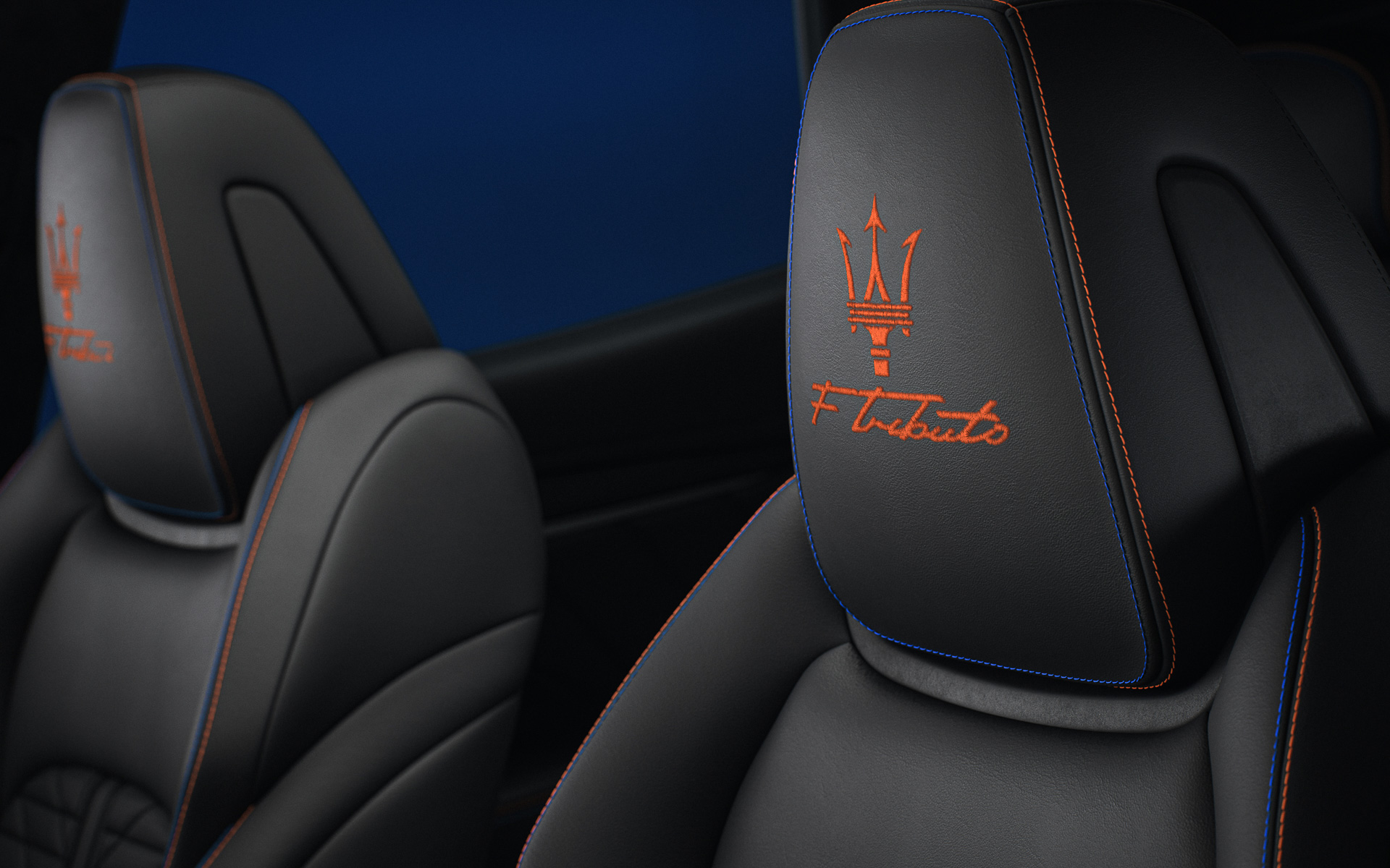 ブラックのレザーシートにコバルトブルーとオレンジのステッチが施される