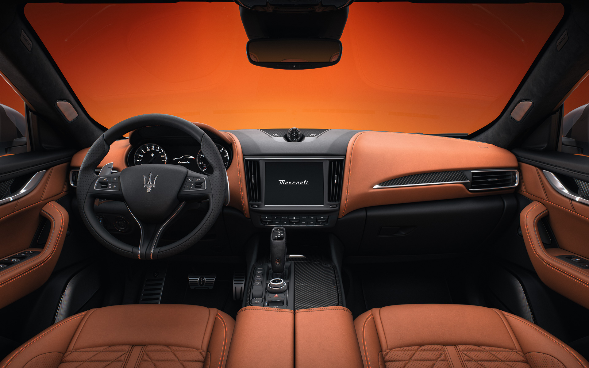 室内はナチュラルなピエーノ・フィオーレのレザーシートにオレンジのステッチが施される