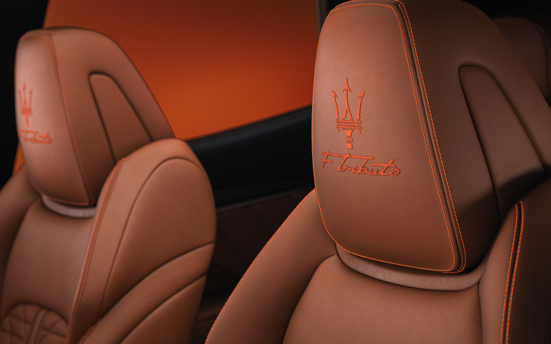 室内はナチュラルなピエーノ・フィオーレのレザーシートにオレンジのステッチが施される