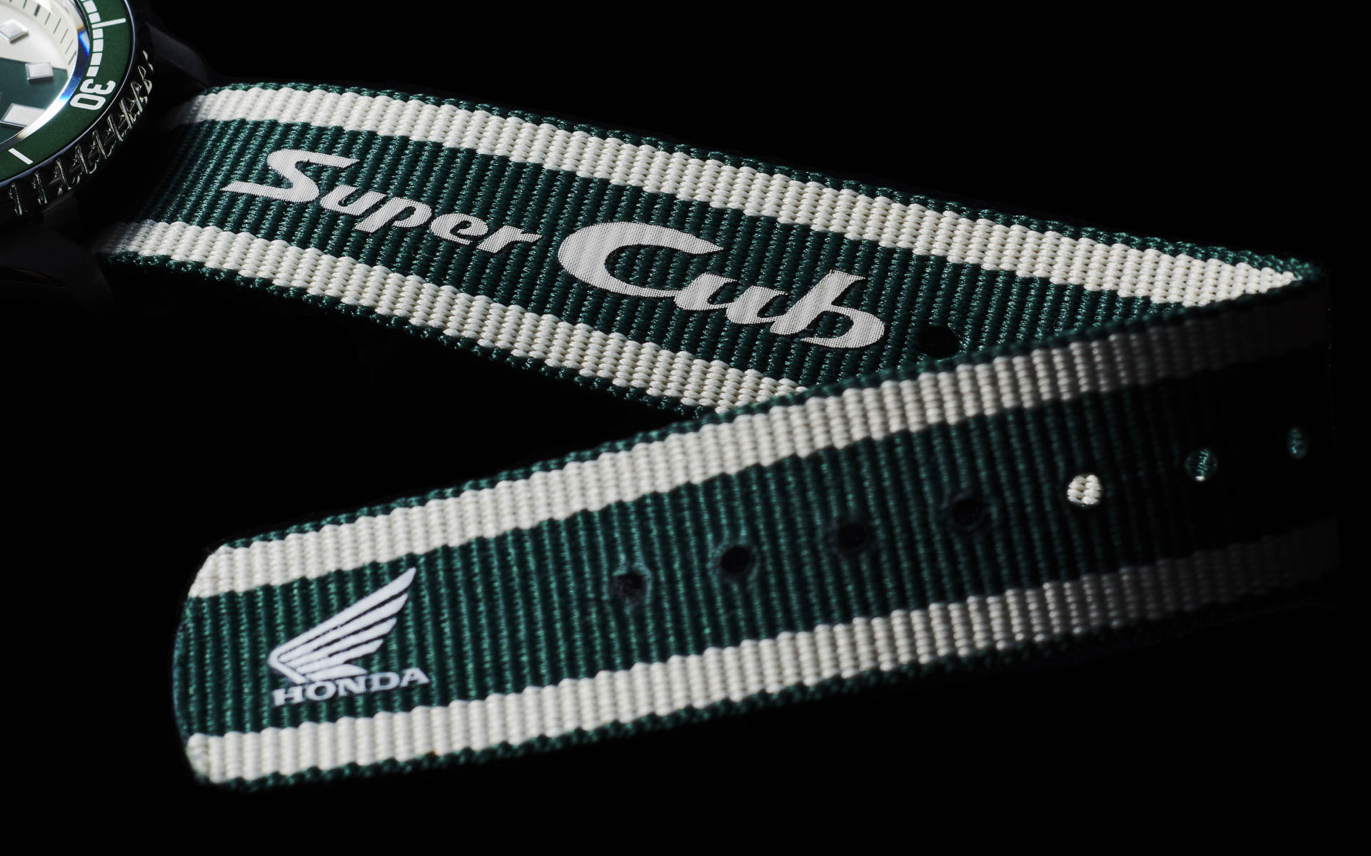 ナイロンストラップにはホンダとスーパーカブのロゴを配置