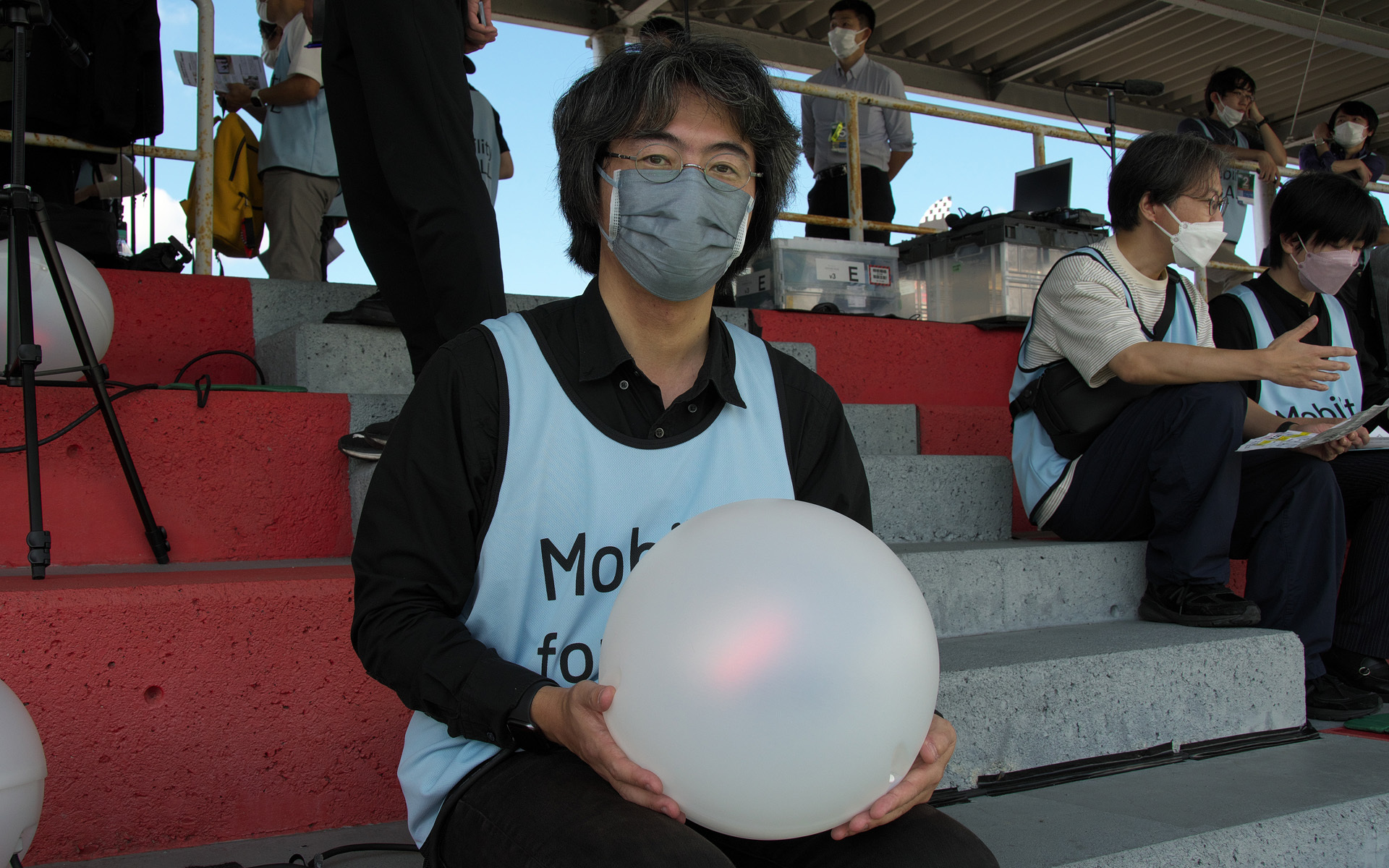 ピクシーダストテクノロジーズの「SOUND HUG（サウンド ハグ）」。光っているのがお分かりだろうか？