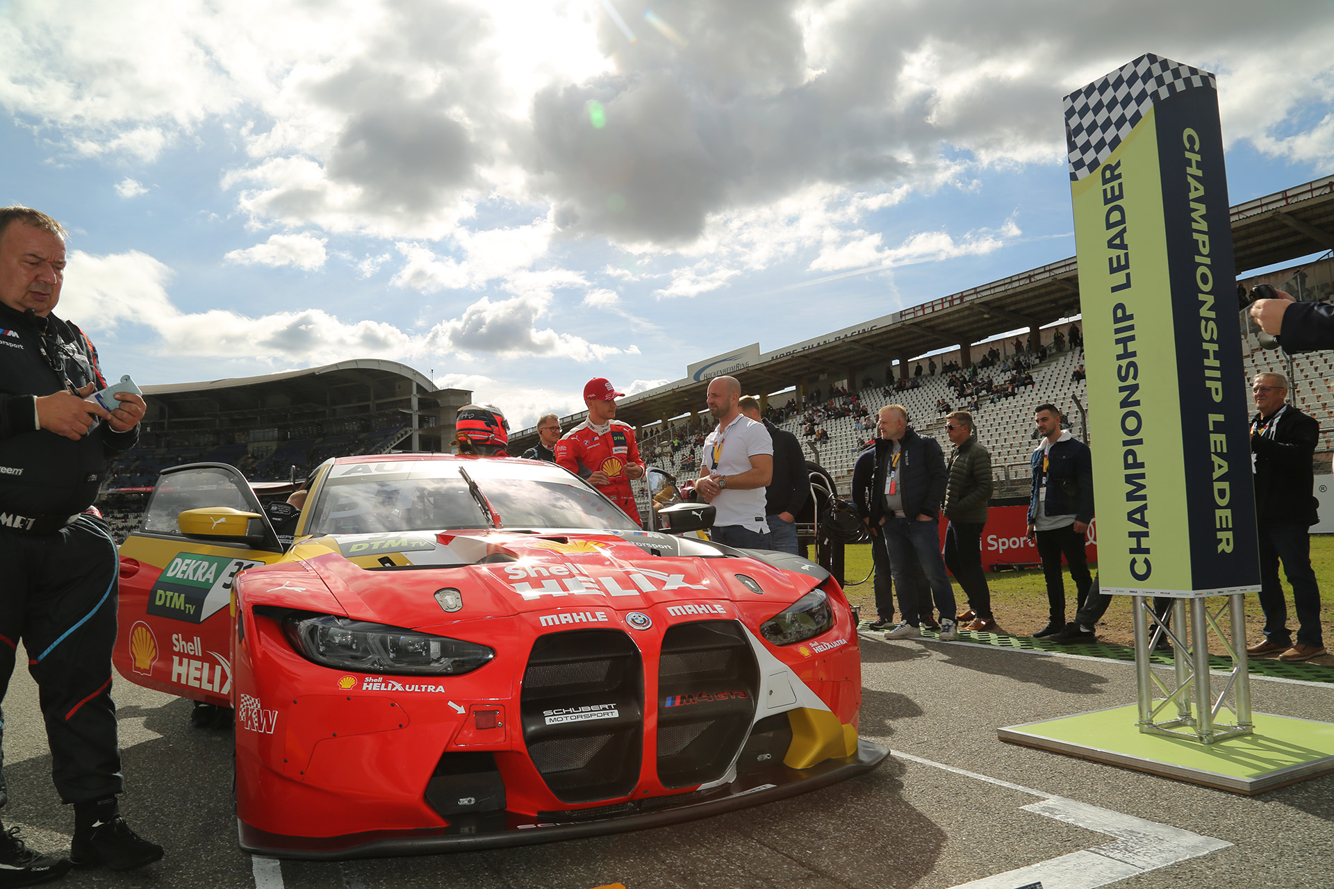 レース1スタート前のシェルドン・ファン・デル・リンデ選手のマシン。マシンの隣にはポイントリーダーである証が掲げられている