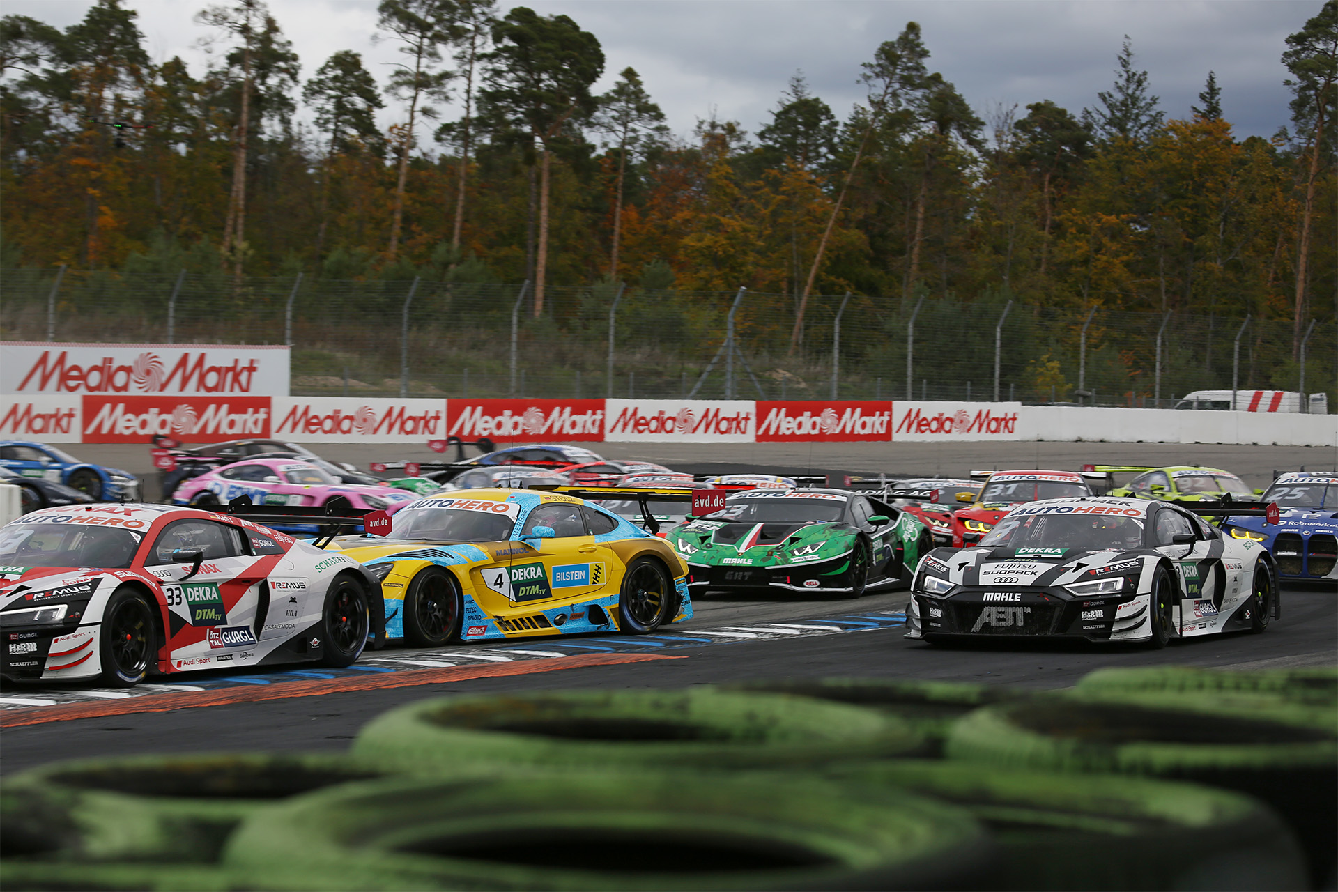 スピッツケーレ（ヘアピンコーナー）をひしめき合いぶつかりながら立ち上がる各車