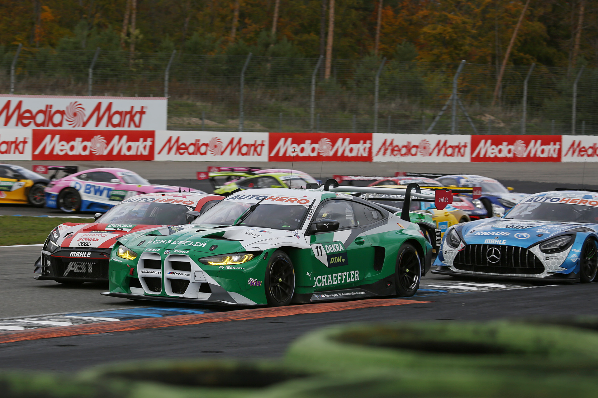 セーフティカーが抜けた6周目の再スタートでトップに立ったのはマルコ・ウィットマン選手