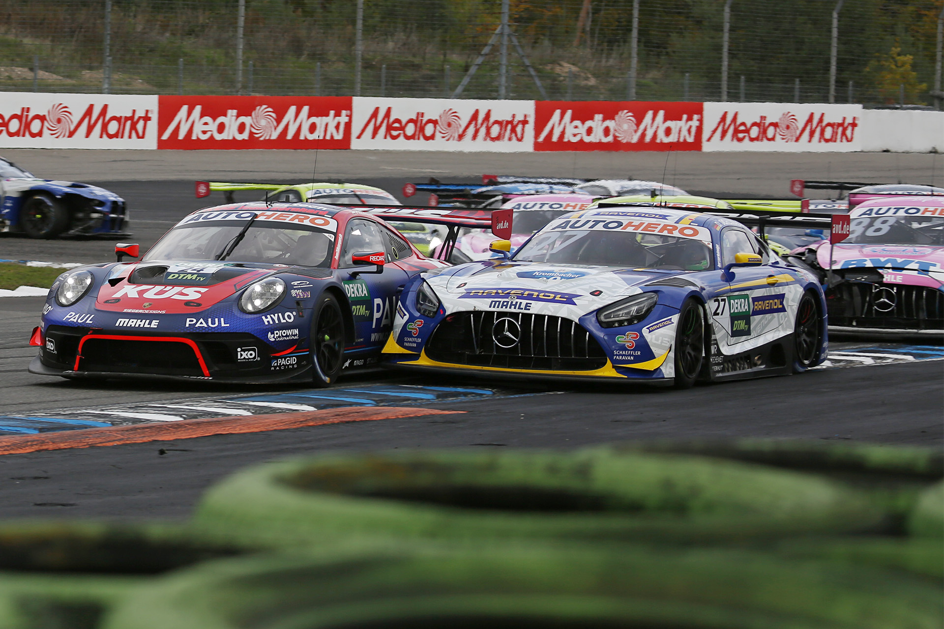 サイド・バイ・サイドのバトルをする24号車のトーマス・プライニング選手と27号車デビッド・シューマッハ選手。両者はこの先で接触してクラッシュしてしまう