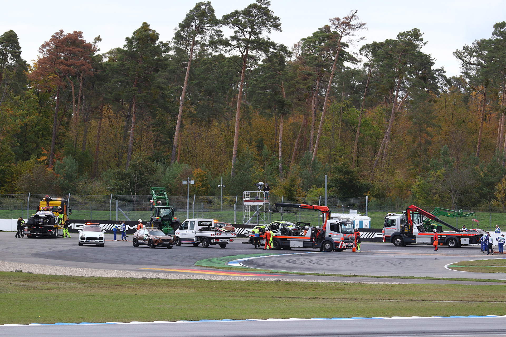 結果的に合計5台が大破するクラッシュとなったためレースは一時中断となった