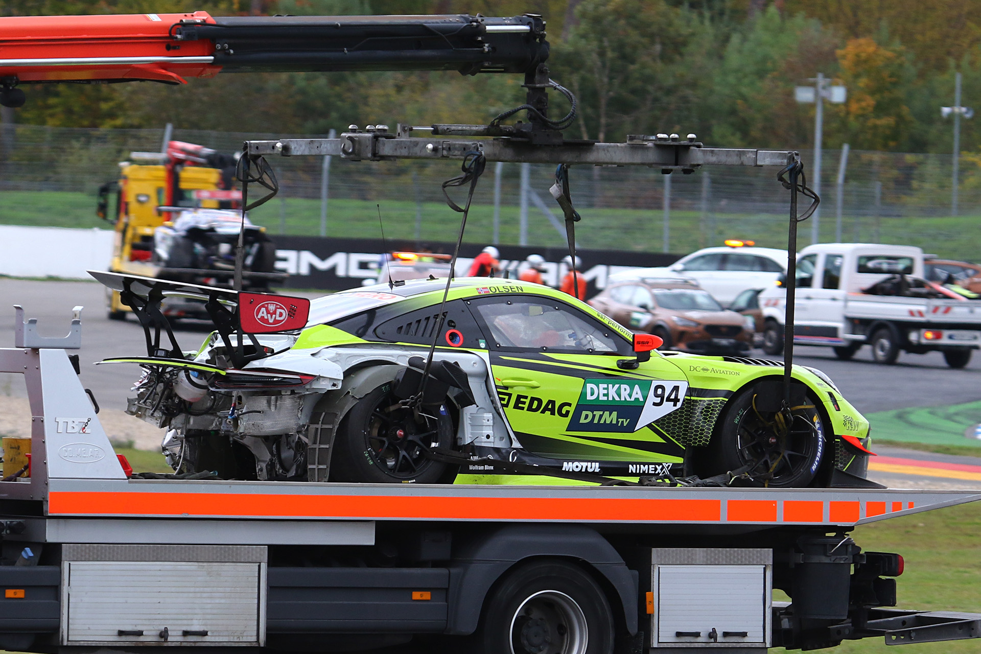 回収されるクラッシュしたマシン