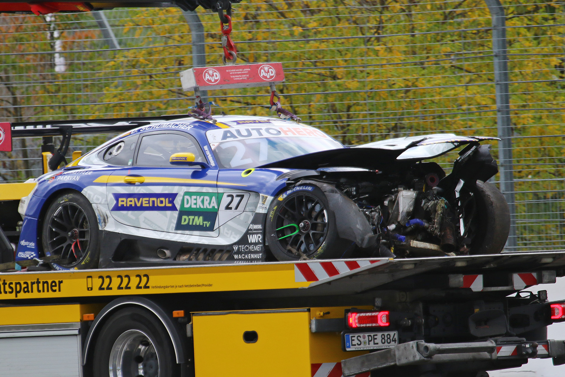 回収されるクラッシュしたマシン