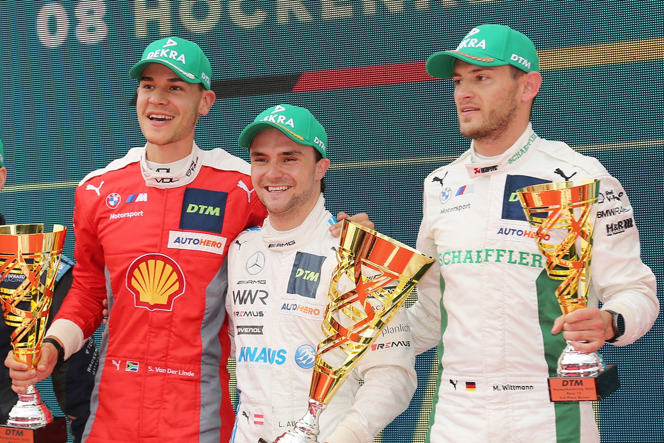 レース1を制したルーカス・アウアー選手（中）2位でチェッカーを受けてランキングトップを2ポイント差で堅守したシェルドン・ファン・デル・リンデ選手（左）、3位はマルコ・ウィットマン選手（右）