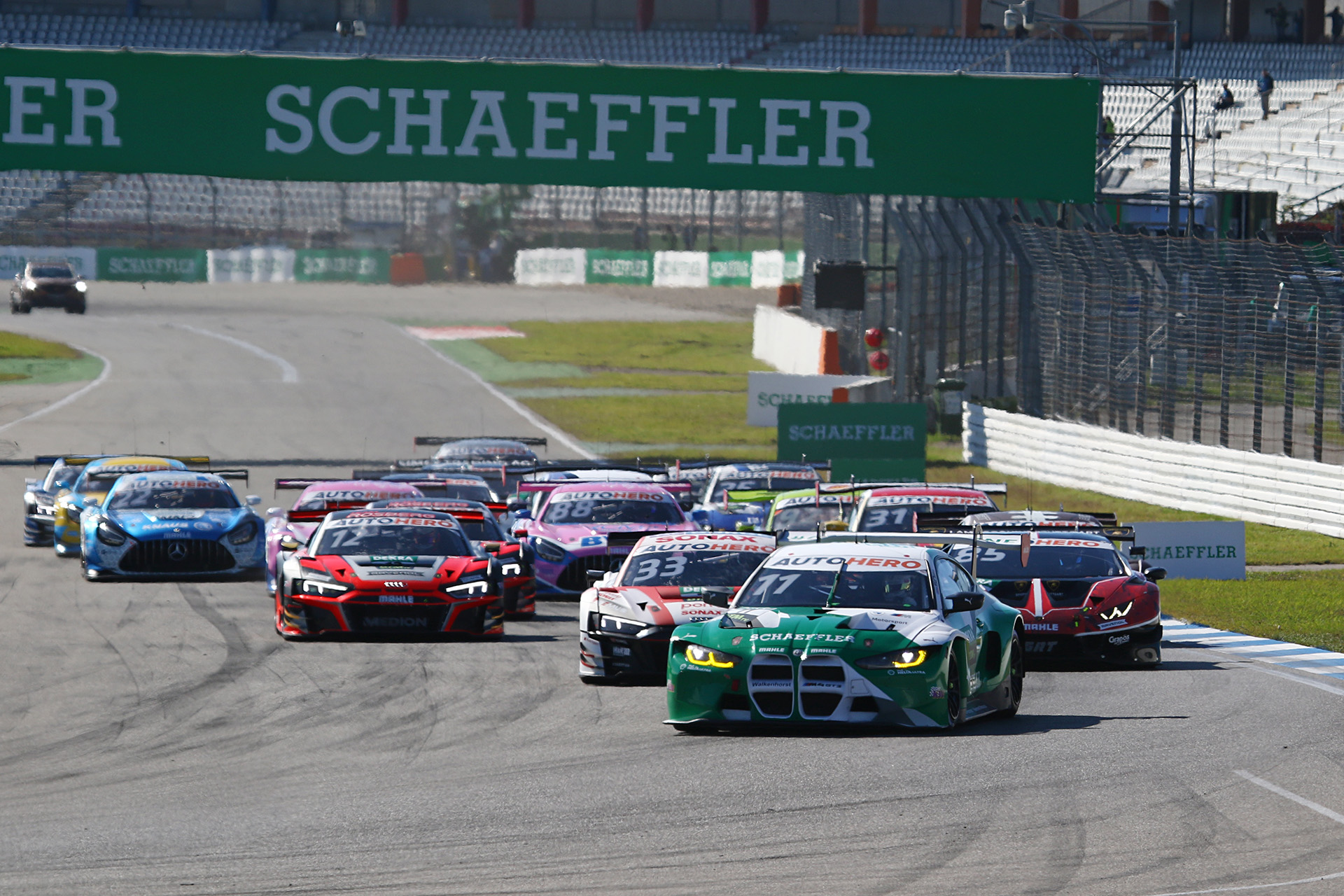 スタート直後に2番手のマルコ・ウィットマン選手がレネ・ラスト選手をパス