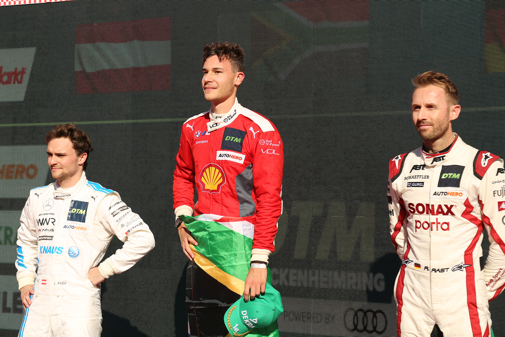 レース2の表彰式に続いてシリーズチャンピオンの表彰式も行なわれた