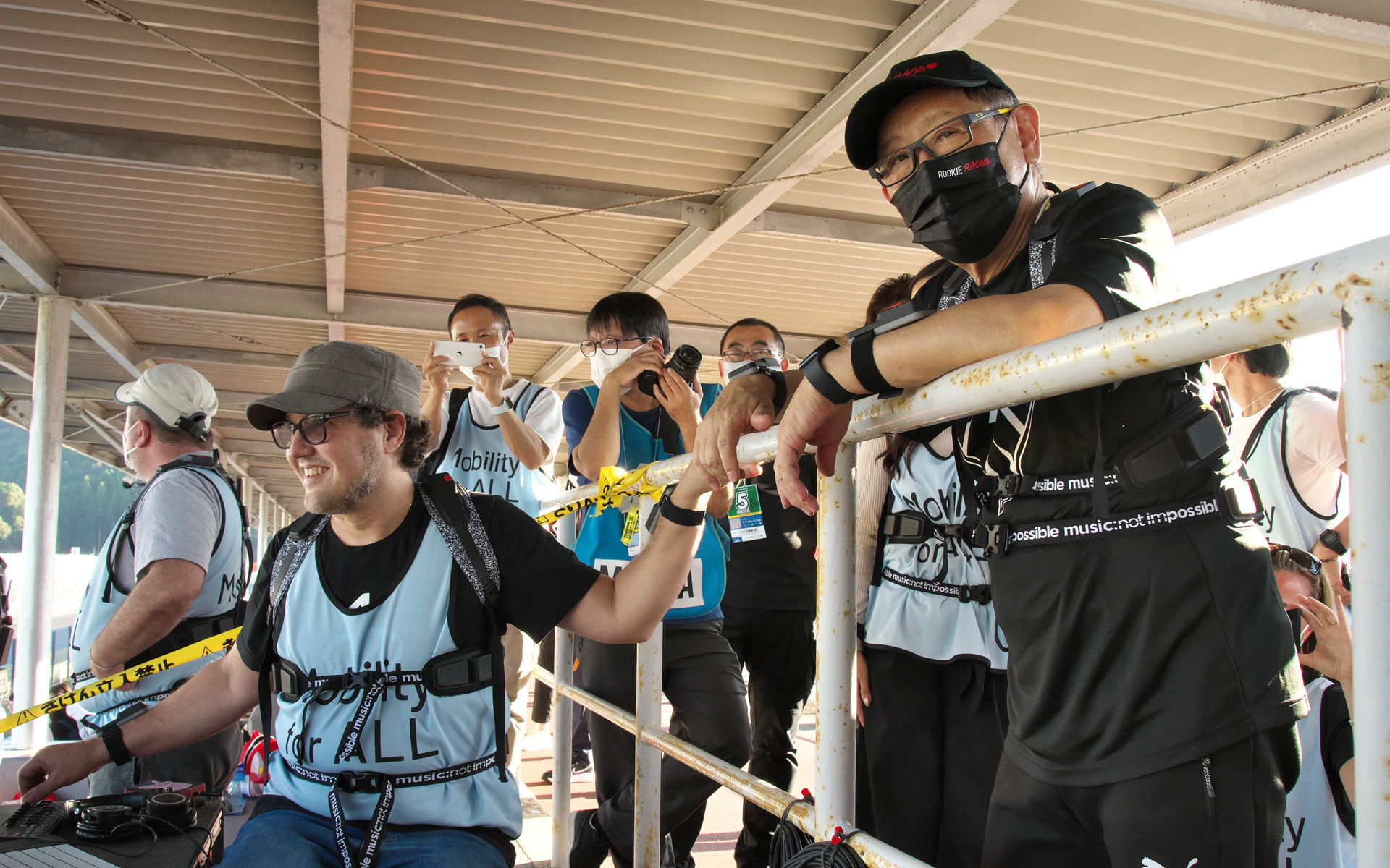 24のハプティックデバイス装着「Music Not Impossible」を着て、予選観戦を行なう豊田章男社長