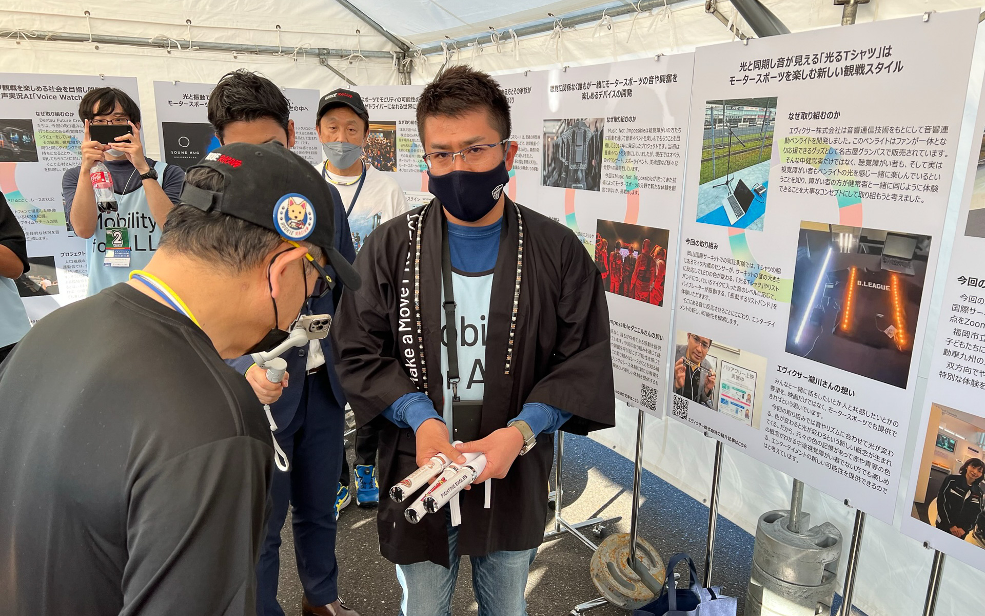 エヴィクサー パネル展示の前で聞き入る豊田章男理事長