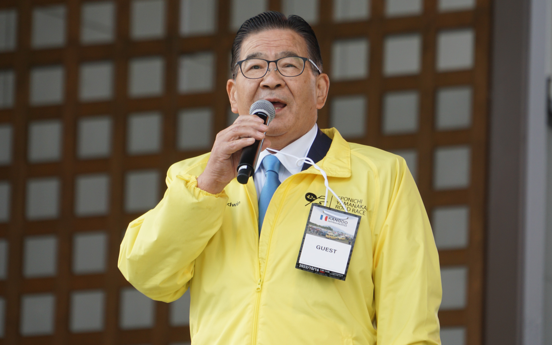 山中湖村長の高村正一郎氏が会場であいさつ