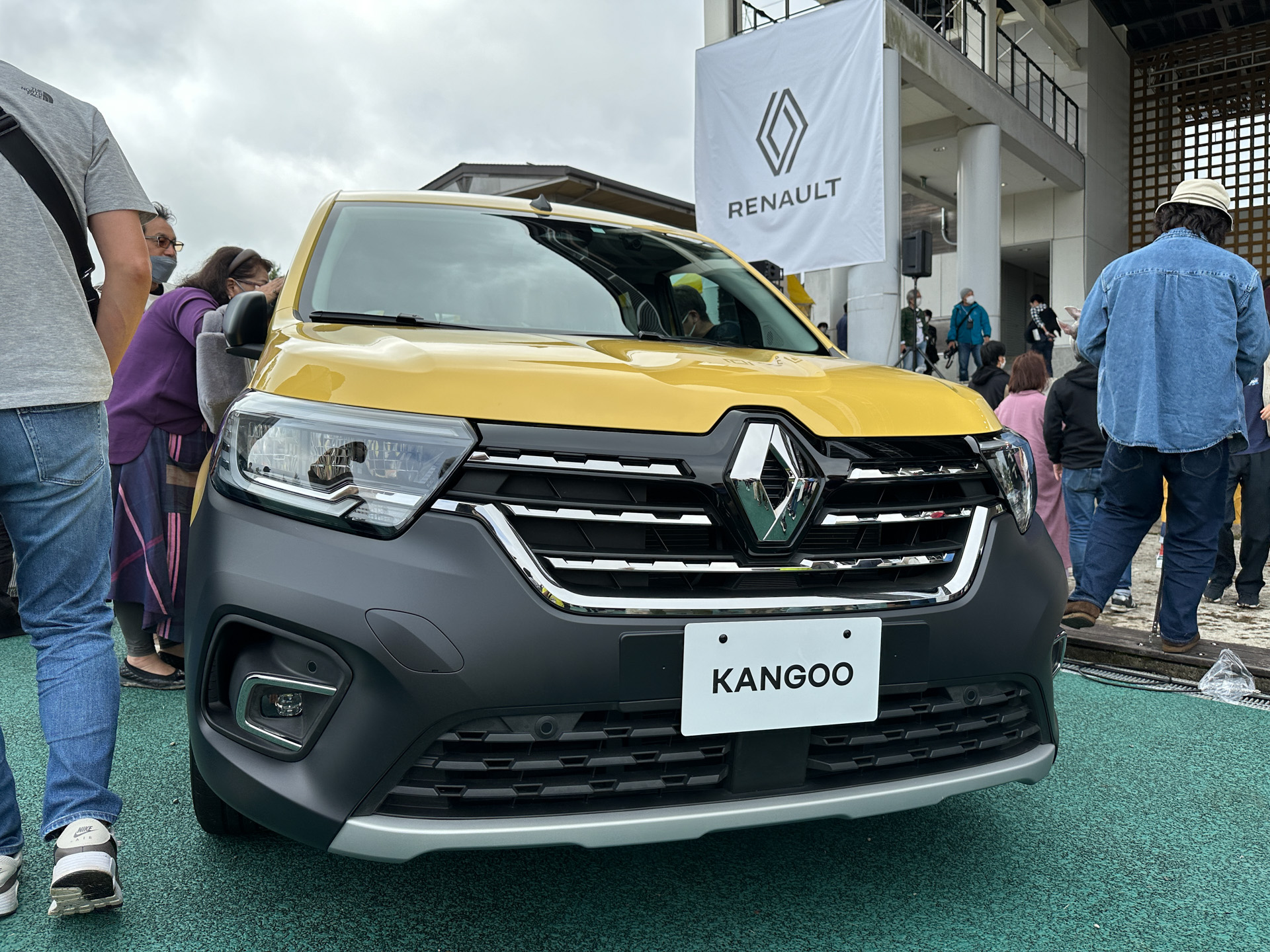 本国仕様のカングーも参考展示