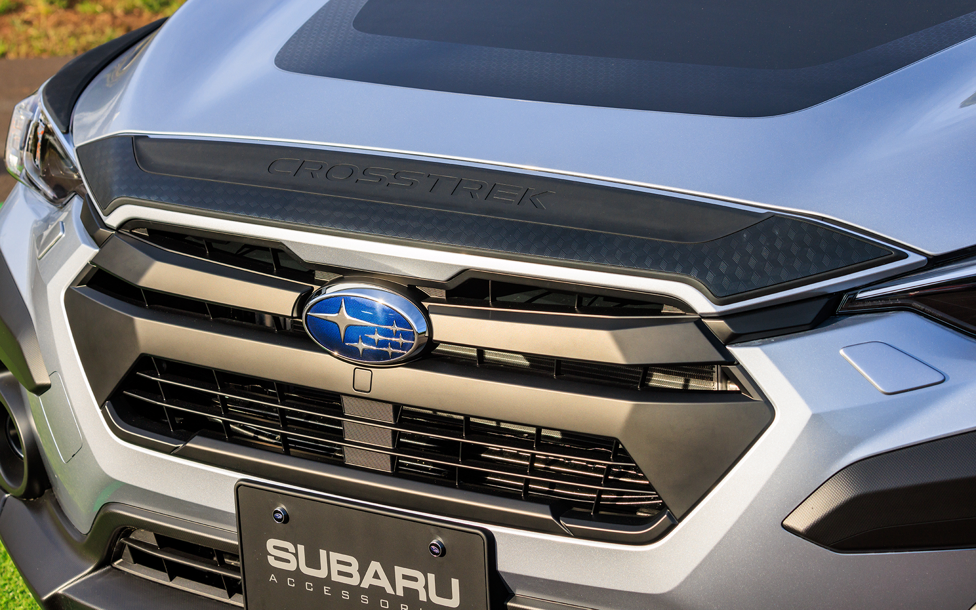 横基調のデザインとなるフロントグリルは標準より少し落ち着いた印象。ナンバープレートベースやナンバープレートロックボルトも