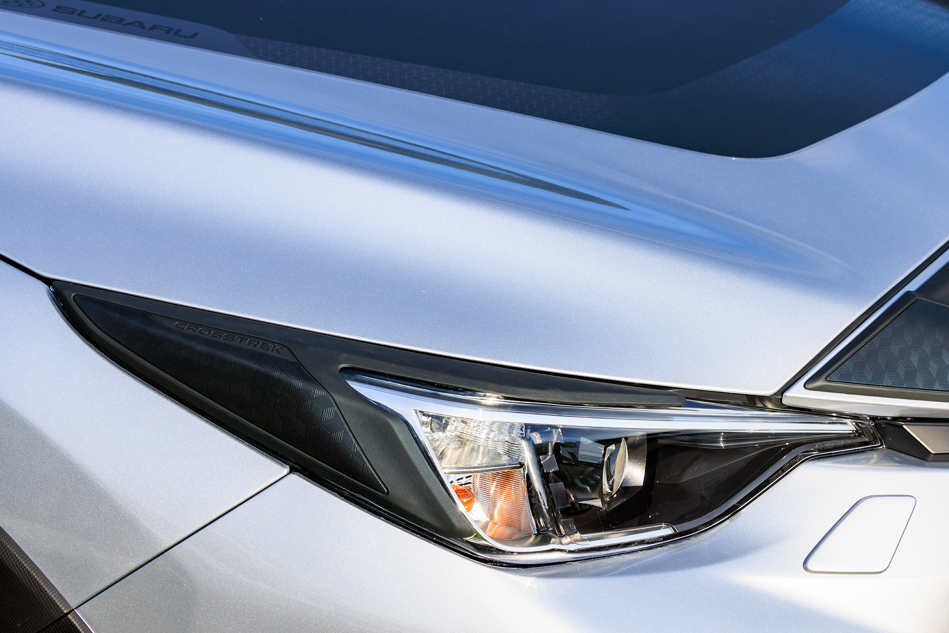 ヘッドライトとリアコンビランプをカバーするランプガーニッシュ。サイド部には車名ロゴも