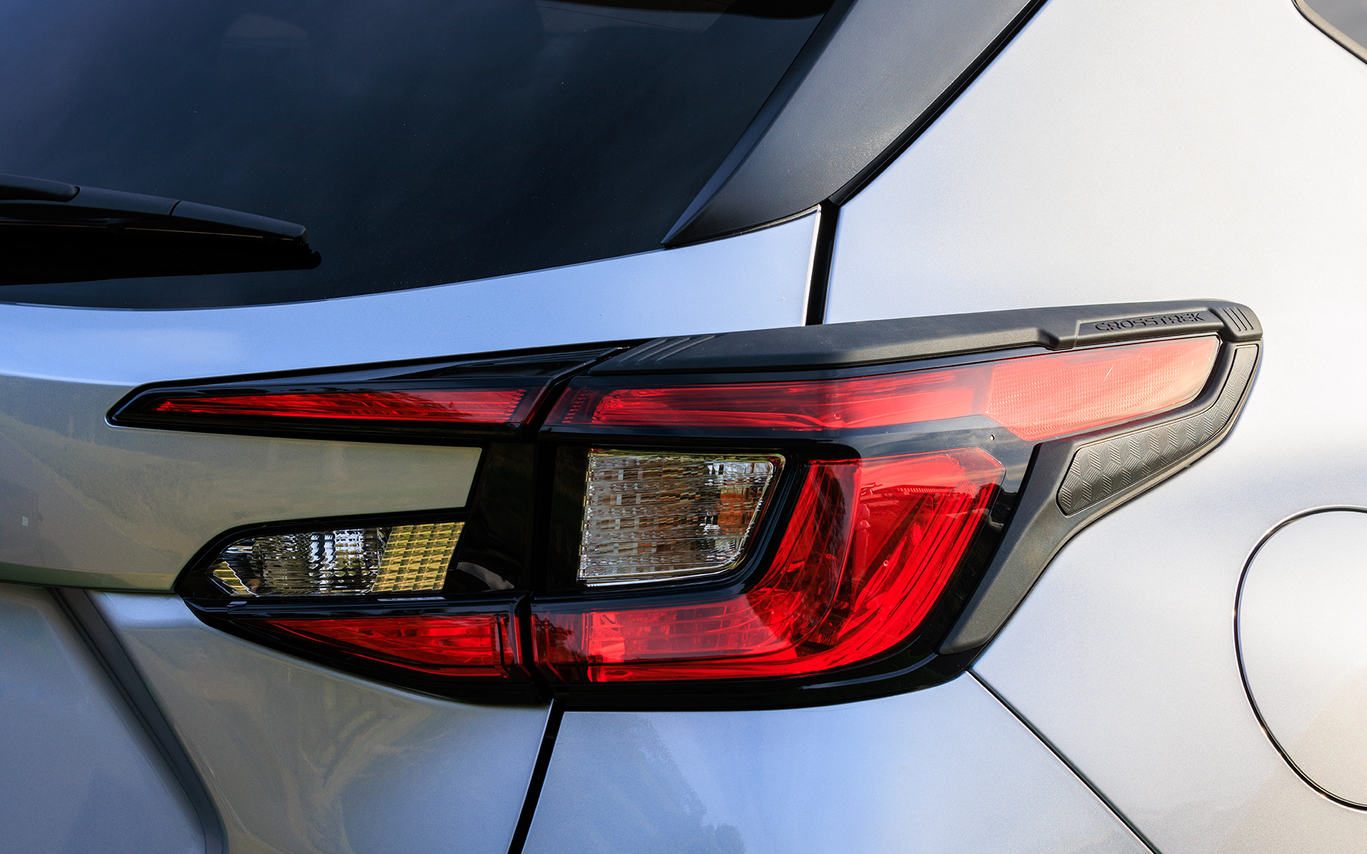 ヘッドライトとリアコンビランプをカバーするランプガーニッシュ。サイド部には車名ロゴも