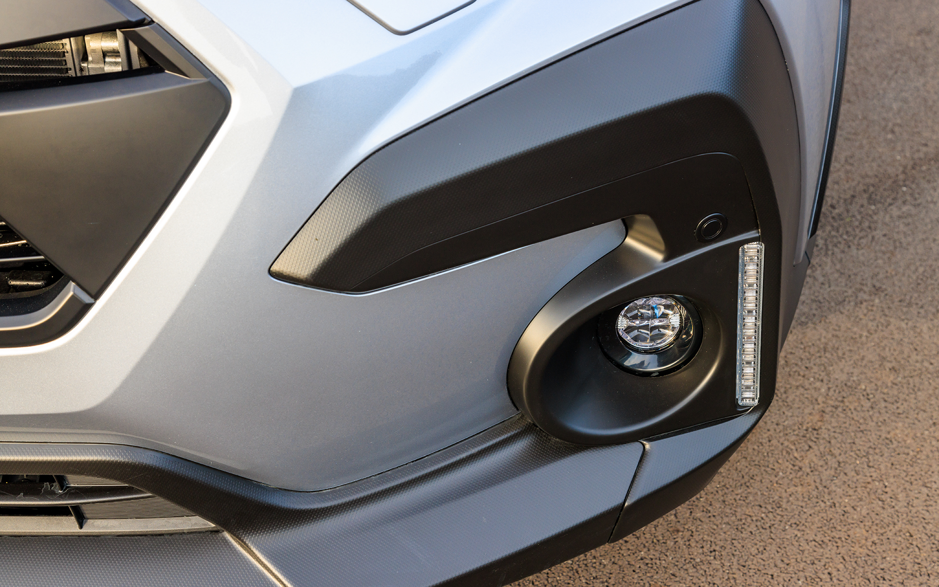 LEDフォグランプは灯色をクリアとイエローに変更可能。その横には縦形のLEDアクセサリーライナー