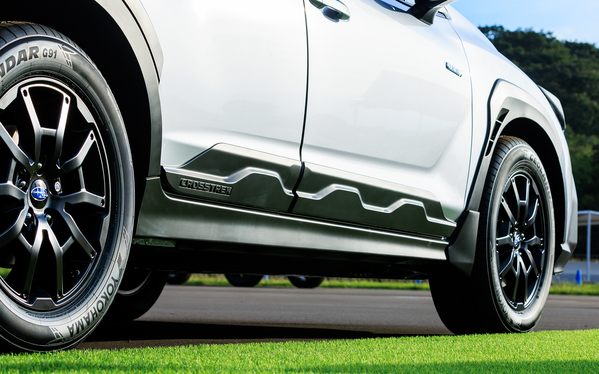 ボディ下部を保護するドアアンダーガーニッシュ