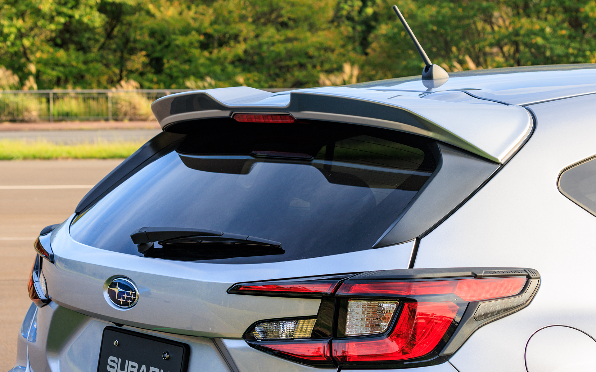 ルーフスポイラーはノーマルより大型化することでリアビューをより印象的に