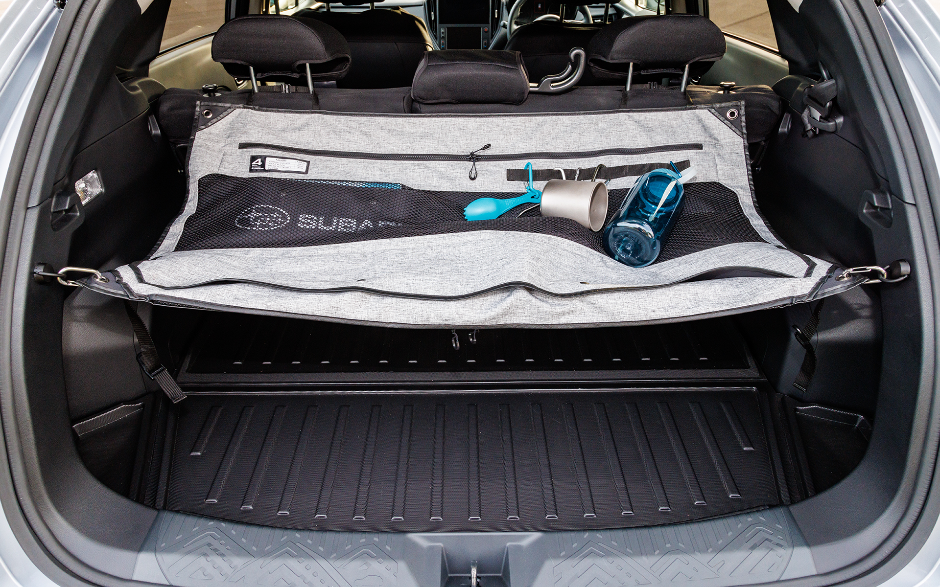 4Wayカーゴストレージ。このほかリアゲートネットとして使うこともできる