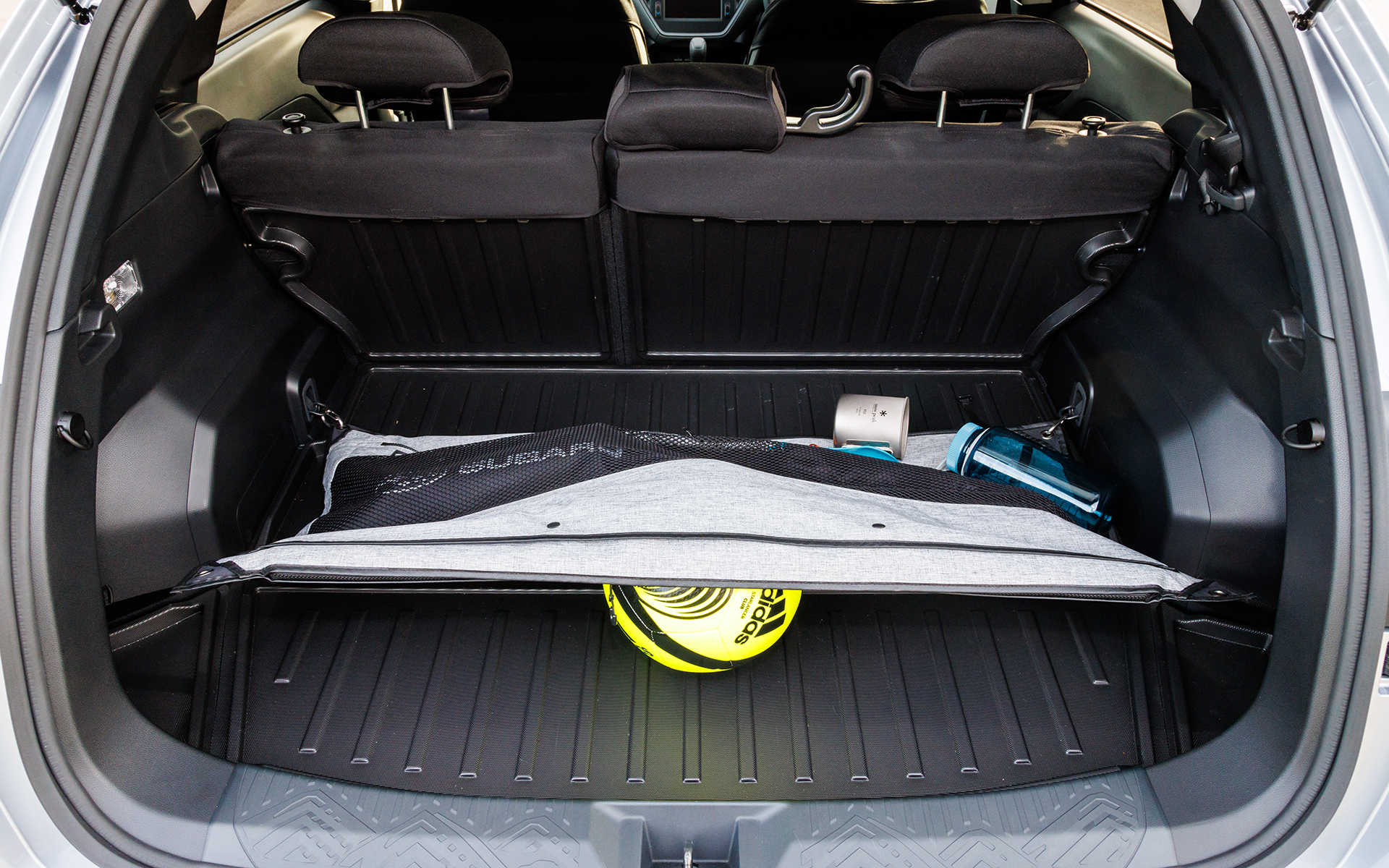 4Wayカーゴストレージ。このほかリアゲートネットとして使うこともできる