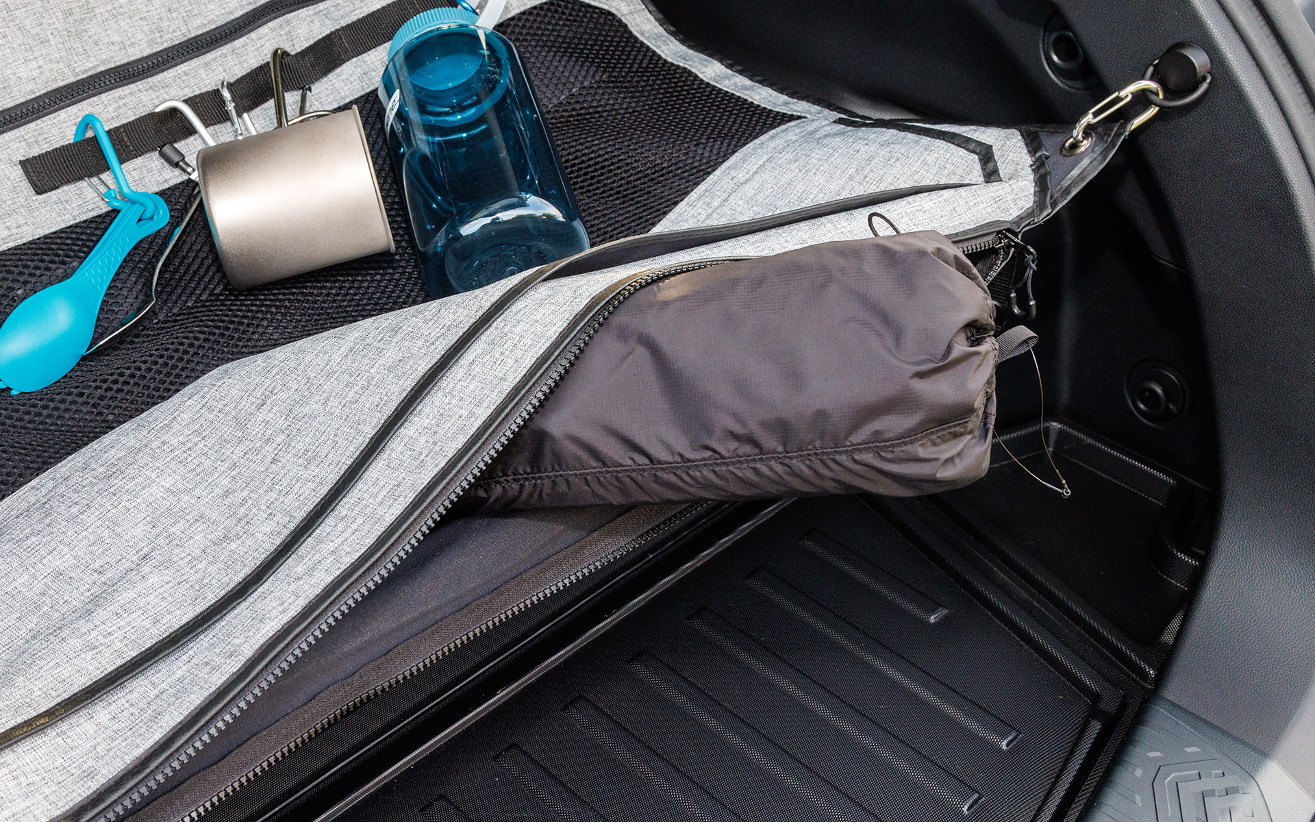 折り畳み傘などの収納に便利なポケットも。上下にファスナーがついているので、どの装着状態でもアクセスしやすくなっている