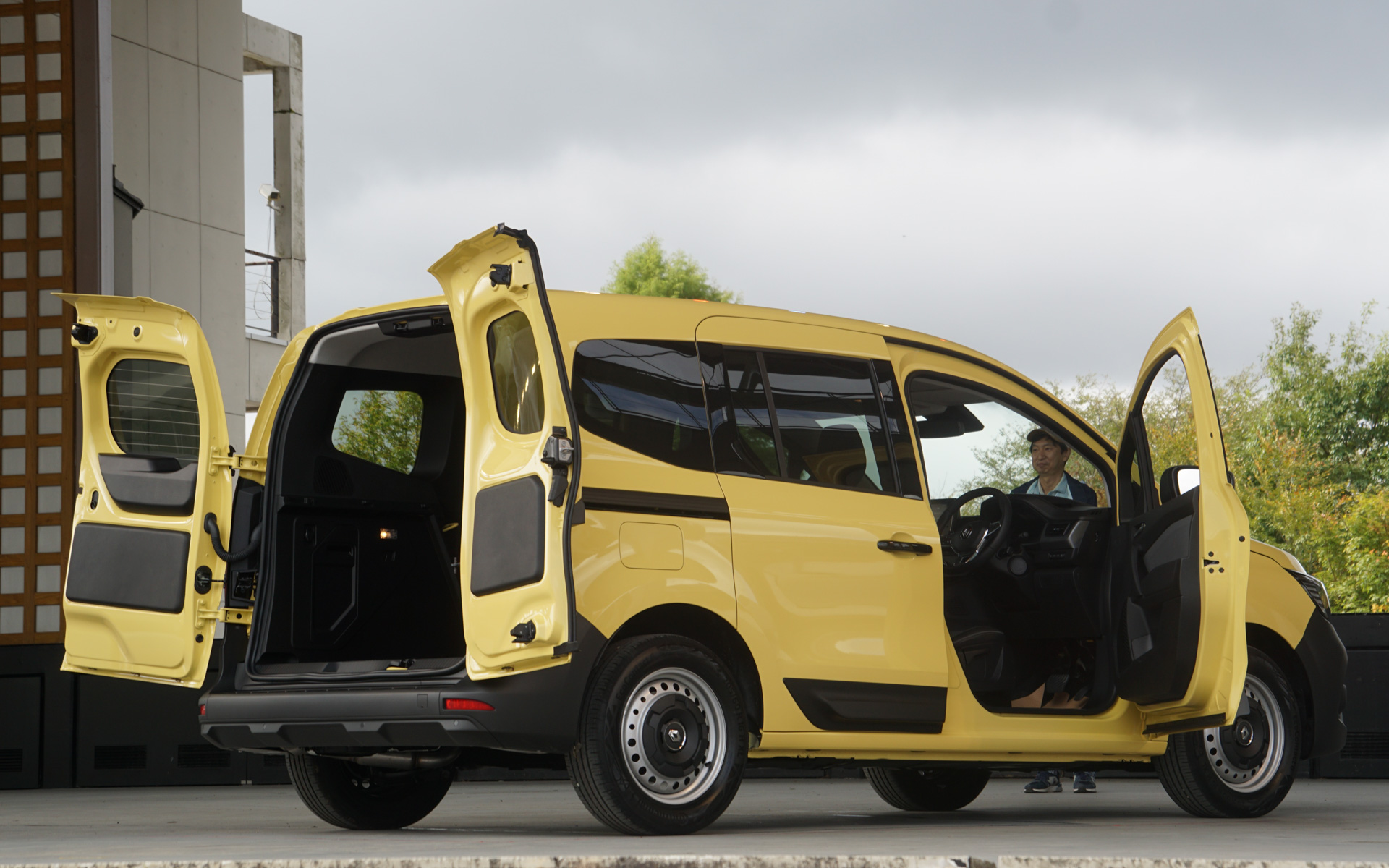 新型カングーでは観音開きの「ダブルバックドア」を採用