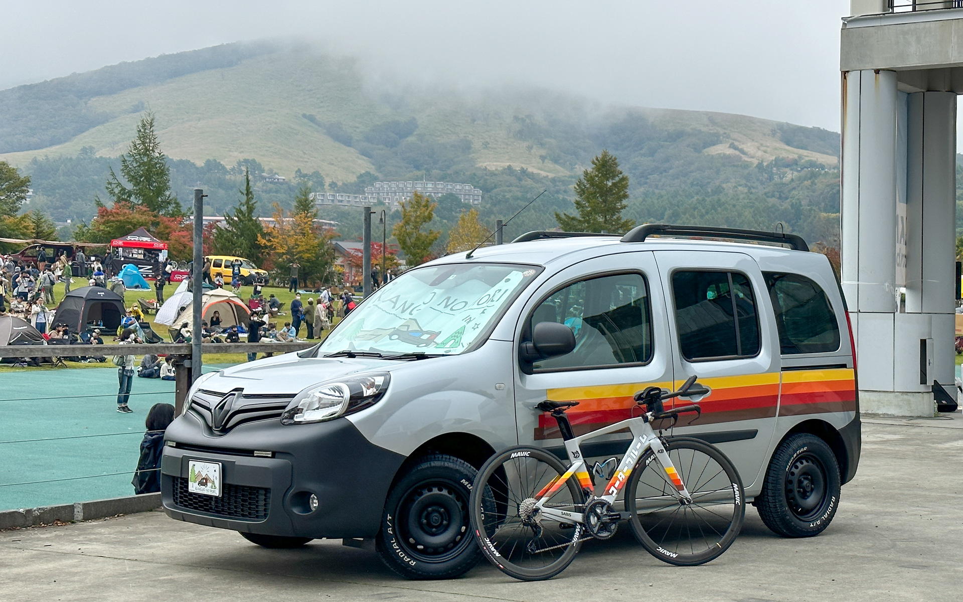 安田大サーカスの団長安田さんのカングー（写真上）、本国仕様の新型カングー（写真下）も展示された