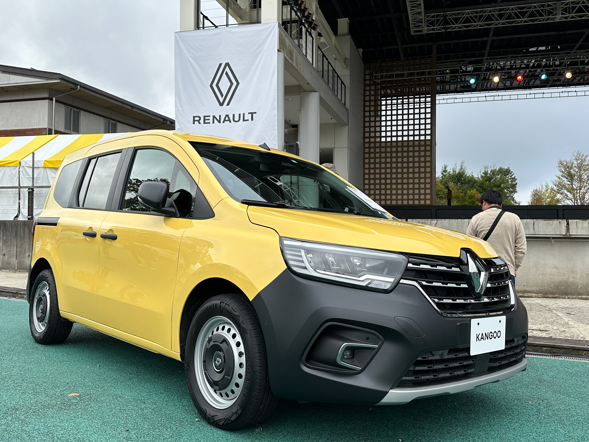 安田大サーカスの団長安田さんのカングー（写真上）、本国仕様の新型カングー（写真下）も展示された