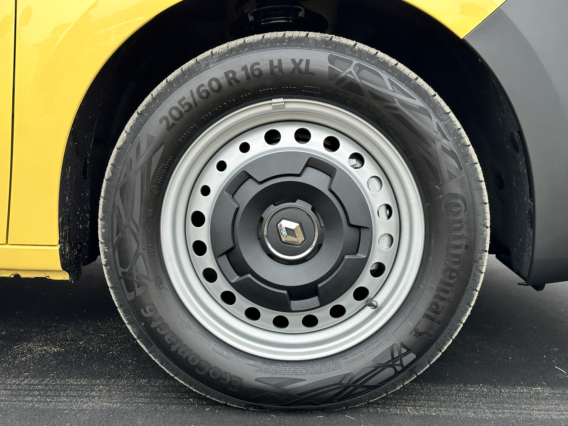 ジョン アグリュムカラーの新型カングー（1.5リッターディーゼル）。樹脂製の黒いバンパーや観音開きの「ダブルバックドア」などが日本専用仕様となる。タイヤサイズは205/60R16