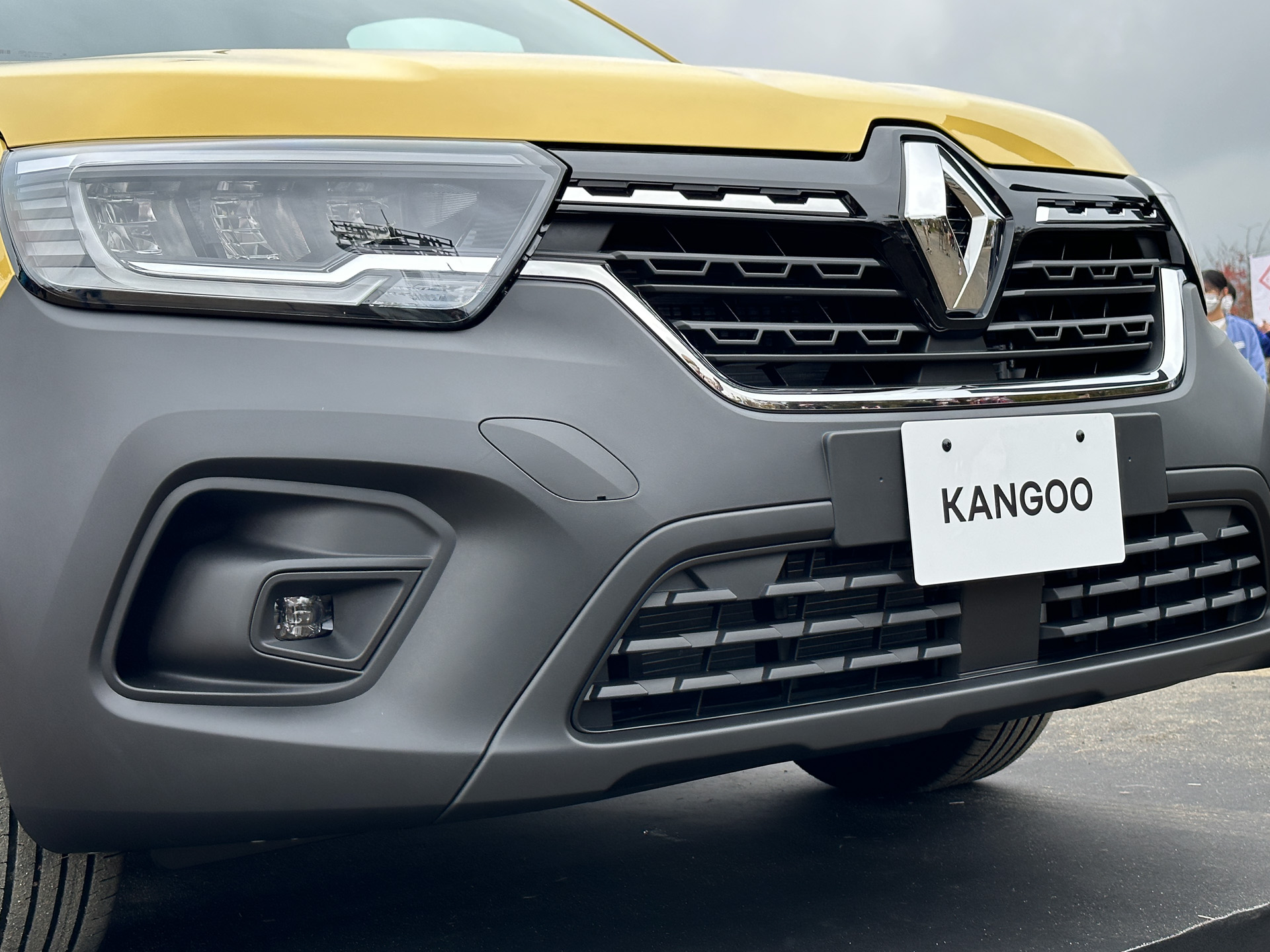 ジョン アグリュムカラーの新型カングー（1.5リッターディーゼル）。樹脂製の黒いバンパーや観音開きの「ダブルバックドア」などが日本専用仕様となる。タイヤサイズは205/60R16