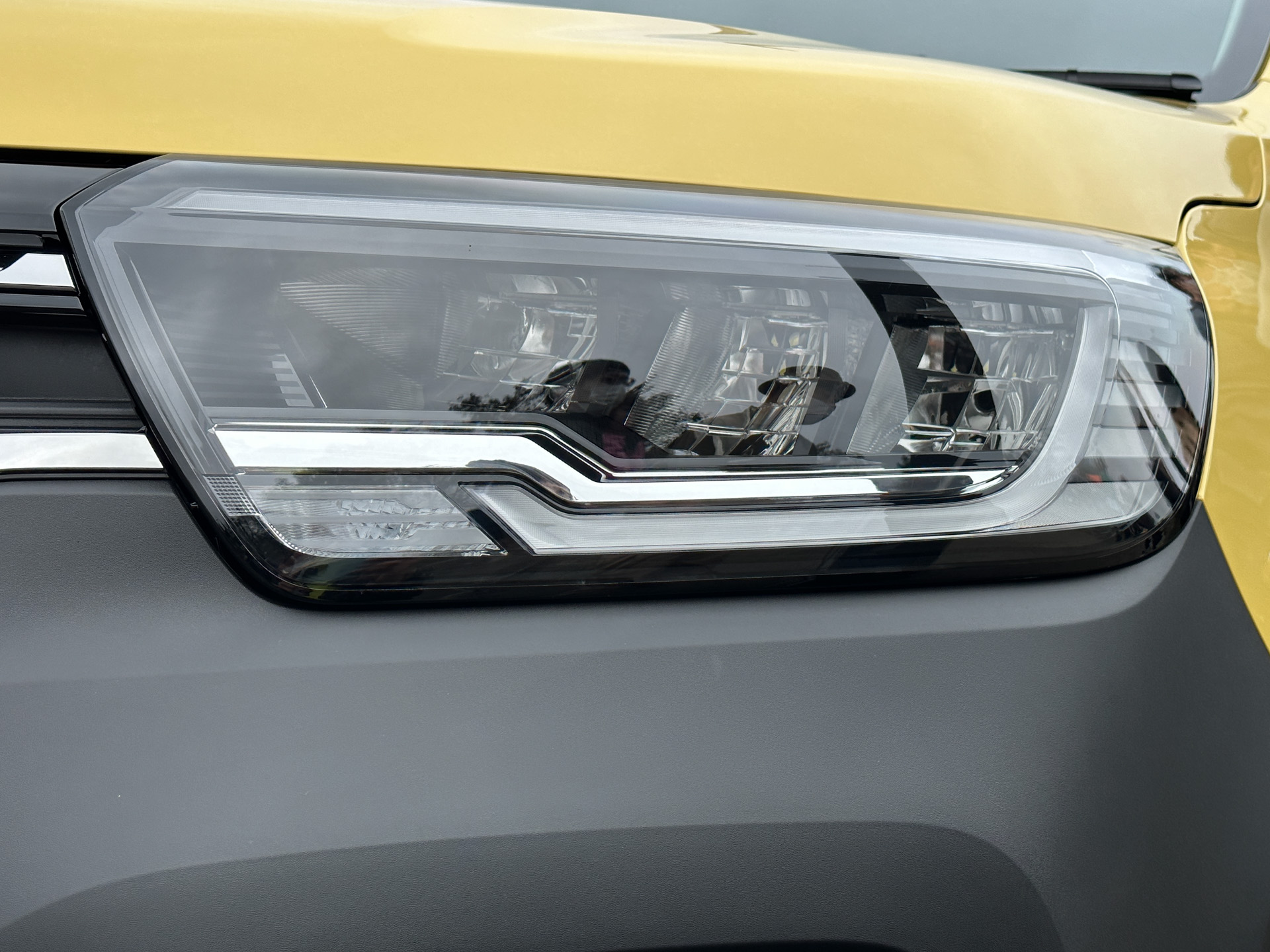 ジョン アグリュムカラーの新型カングー（1.5リッターディーゼル）。樹脂製の黒いバンパーや観音開きの「ダブルバックドア」などが日本専用仕様となる。タイヤサイズは205/60R16