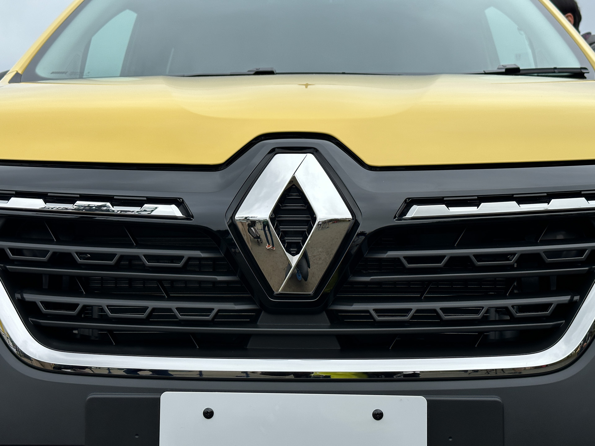 ジョン アグリュムカラーの新型カングー（1.5リッターディーゼル）。樹脂製の黒いバンパーや観音開きの「ダブルバックドア」などが日本専用仕様となる。タイヤサイズは205/60R16