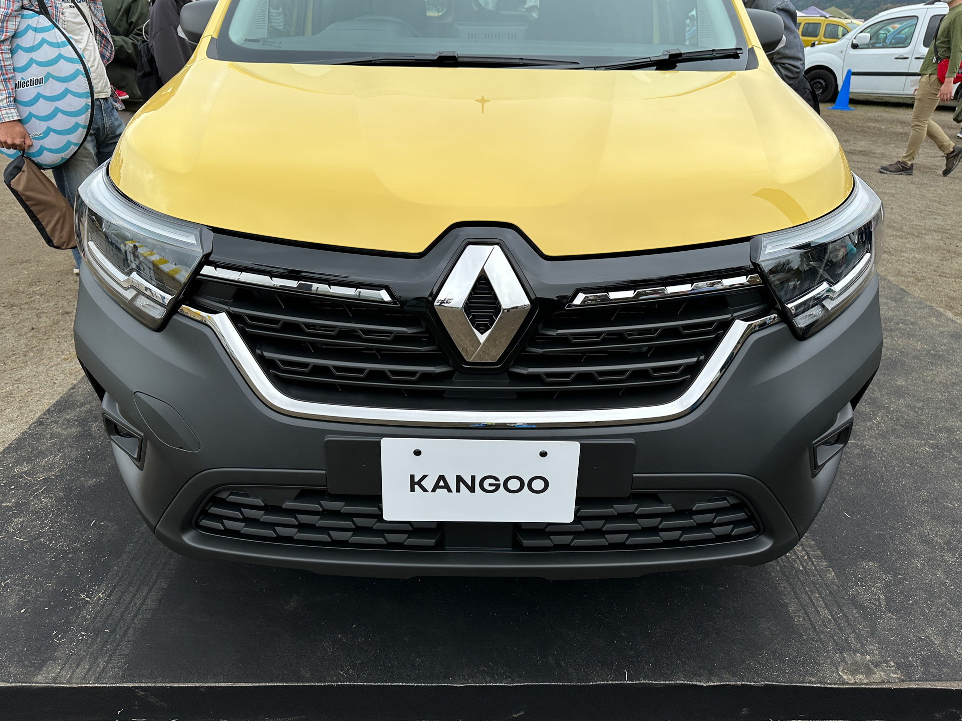 ジョン アグリュムカラーの新型カングー（1.5リッターディーゼル）。樹脂製の黒いバンパーや観音開きの「ダブルバックドア」などが日本専用仕様となる。タイヤサイズは205/60R16