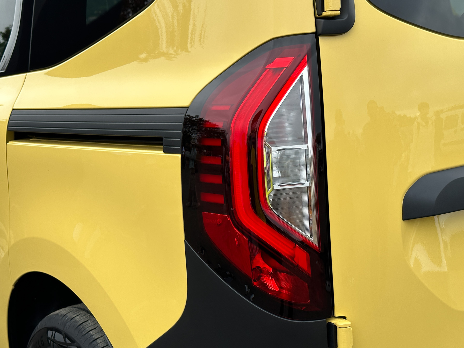 ジョン アグリュムカラーの新型カングー（1.5リッターディーゼル）。樹脂製の黒いバンパーや観音開きの「ダブルバックドア」などが日本専用仕様となる。タイヤサイズは205/60R16