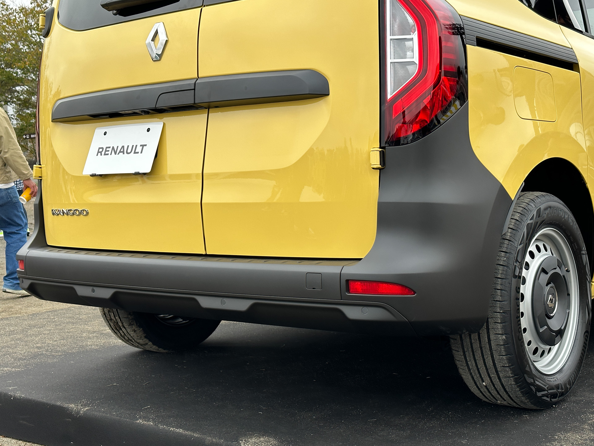 ジョン アグリュムカラーの新型カングー（1.5リッターディーゼル）。樹脂製の黒いバンパーや観音開きの「ダブルバックドア」などが日本専用仕様となる。タイヤサイズは205/60R16