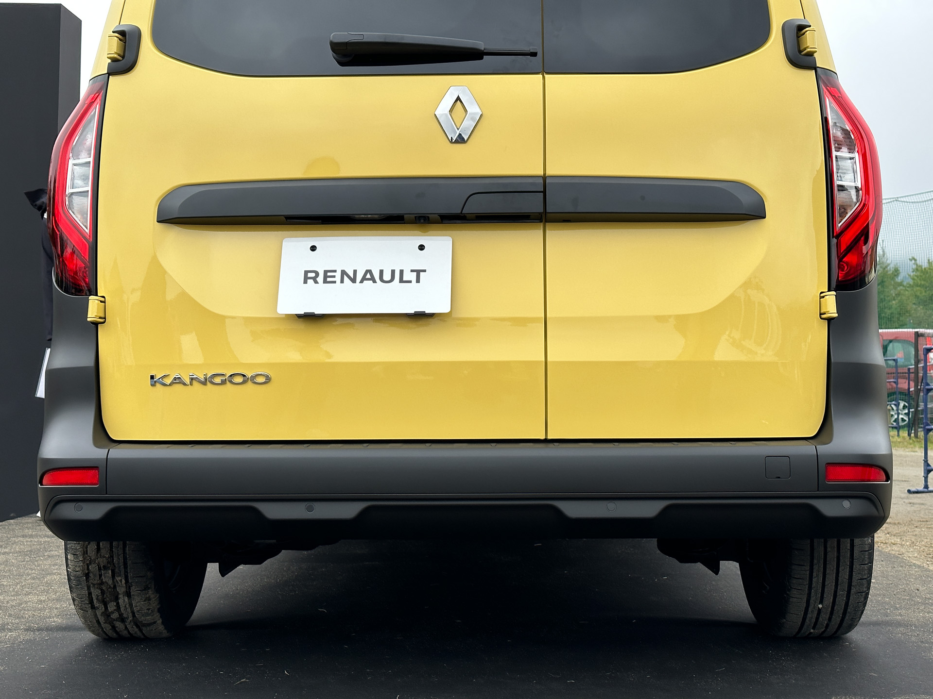 ジョン アグリュムカラーの新型カングー（1.5リッターディーゼル）。樹脂製の黒いバンパーや観音開きの「ダブルバックドア」などが日本専用仕様となる。タイヤサイズは205/60R16