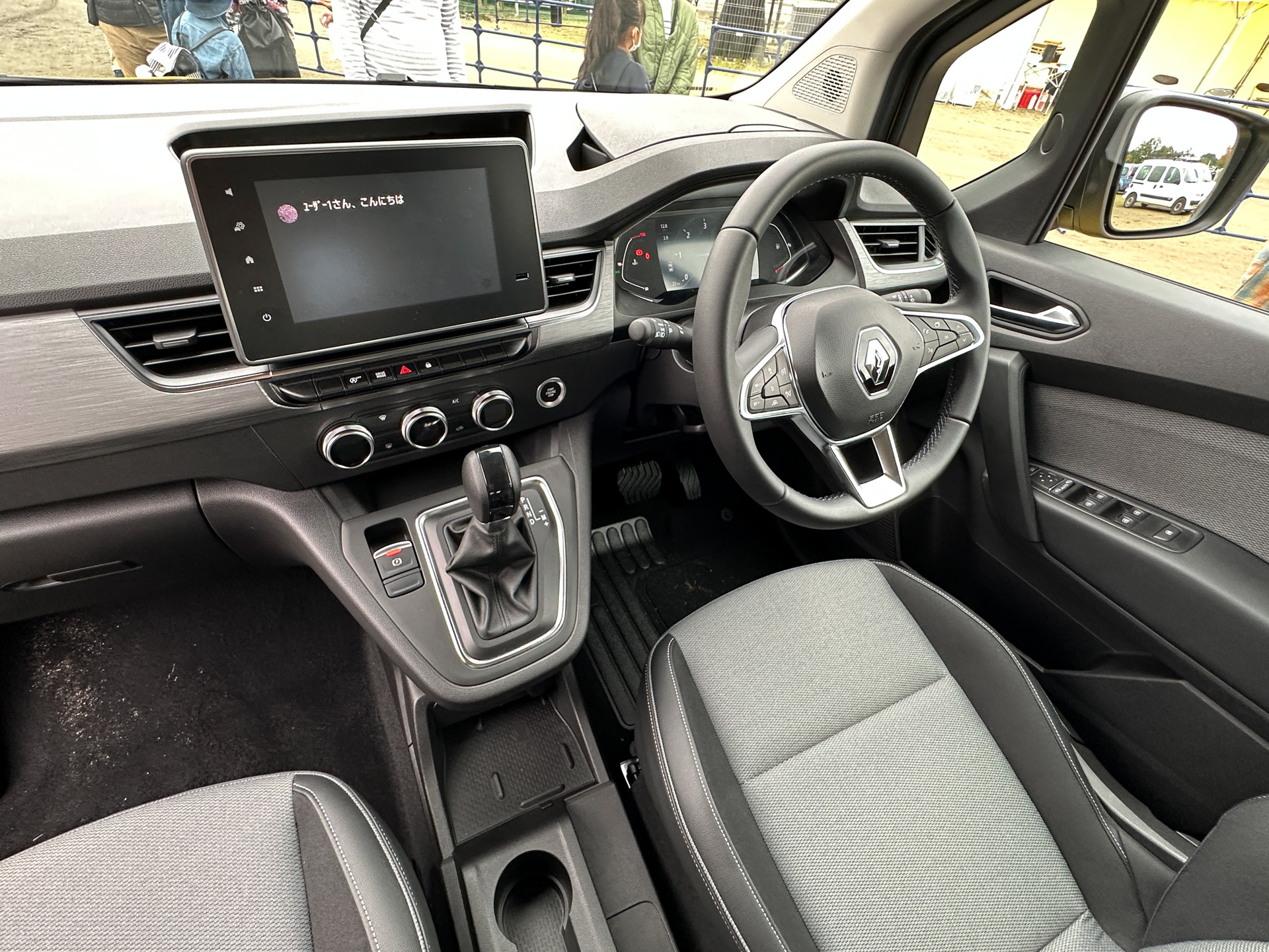 5名乗車仕様のインテリア。今風なメーター＆カーナビ用のモニターを採用するとともに、パーキングブレーキは電子制御式に。フロントシートバックテーブルも用意される。新型もMPV（マルチ・パーパス・ビークル）としてたくさんの荷物を載せて走ることができそうだ