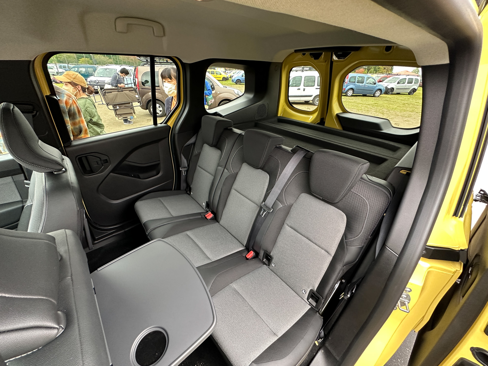 5名乗車仕様のインテリア。今風なメーター＆カーナビ用のモニターを採用するとともに、パーキングブレーキは電子制御式に。フロントシートバックテーブルも用意される。新型もMPV（マルチ・パーパス・ビークル）としてたくさんの荷物を載せて走ることができそうだ