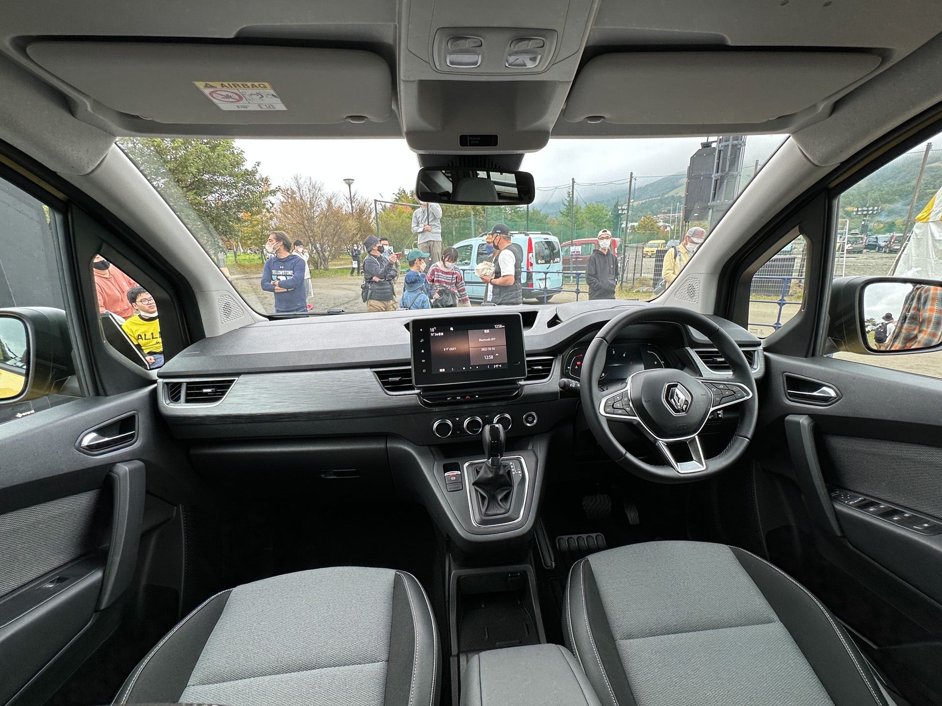 5名乗車仕様のインテリア。今風なメーター＆カーナビ用のモニターを採用するとともに、パーキングブレーキは電子制御式に。フロントシートバックテーブルも用意される。新型もMPV（マルチ・パーパス・ビークル）としてたくさんの荷物を載せて走ることができそうだ