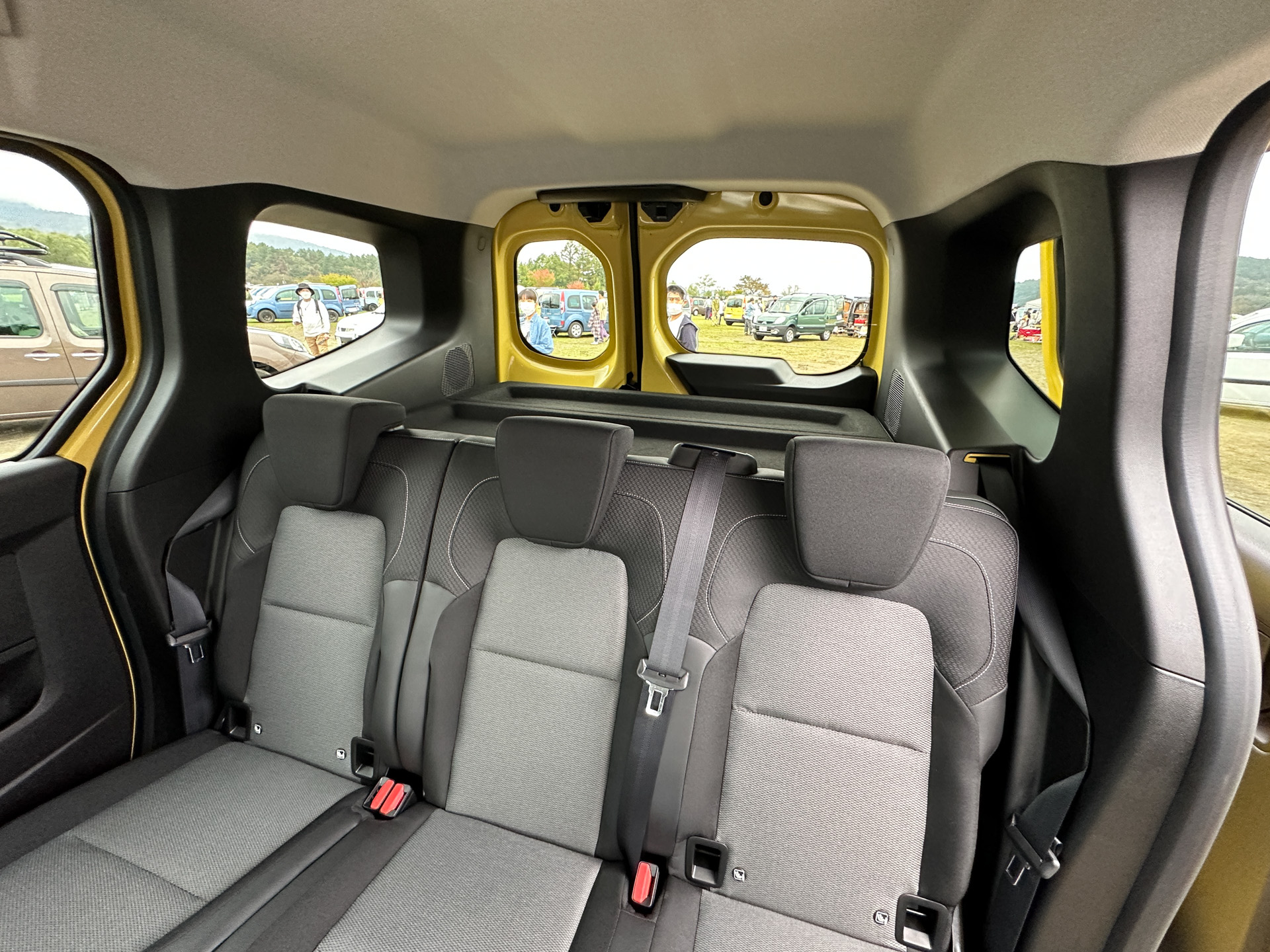 5名乗車仕様のインテリア。今風なメーター＆カーナビ用のモニターを採用するとともに、パーキングブレーキは電子制御式に。フロントシートバックテーブルも用意される。新型もMPV（マルチ・パーパス・ビークル）としてたくさんの荷物を載せて走ることができそうだ