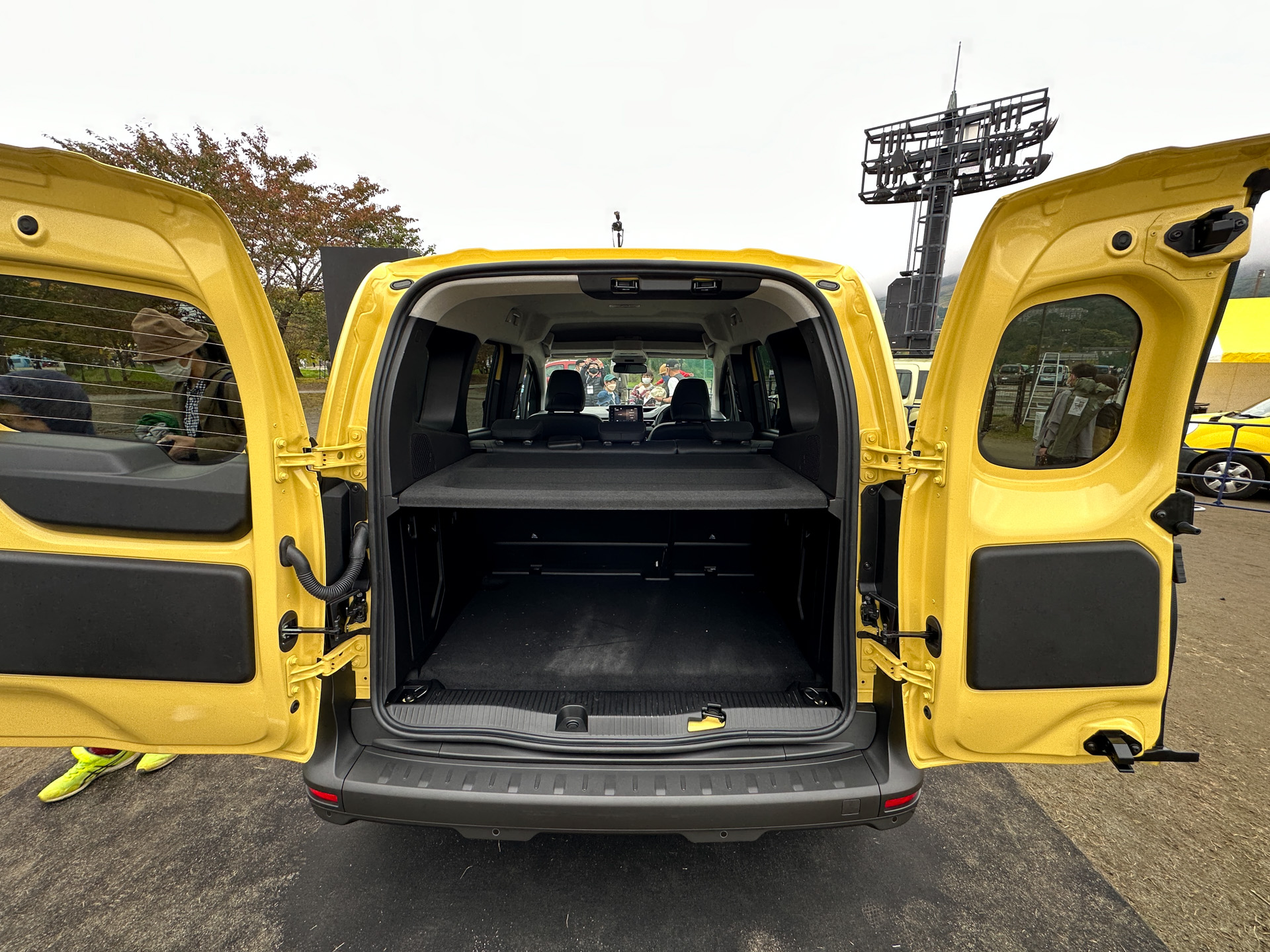 5名乗車仕様のインテリア。今風なメーター＆カーナビ用のモニターを採用するとともに、パーキングブレーキは電子制御式に。フロントシートバックテーブルも用意される。新型もMPV（マルチ・パーパス・ビークル）としてたくさんの荷物を載せて走ることができそうだ