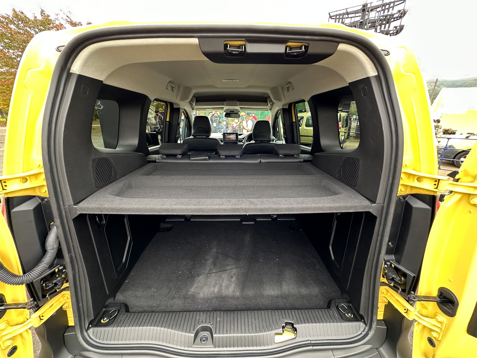 5名乗車仕様のインテリア。今風なメーター＆カーナビ用のモニターを採用するとともに、パーキングブレーキは電子制御式に。フロントシートバックテーブルも用意される。新型もMPV（マルチ・パーパス・ビークル）としてたくさんの荷物を載せて走ることができそうだ